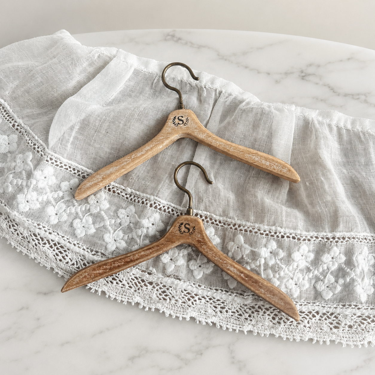 FDMINI Mini Wooden Clothes Hanger – Vintage Rustic Doll Hanger with Metal Hook for 1/6 Scale Dollhouse, BJD & Blythe Doll Scenes