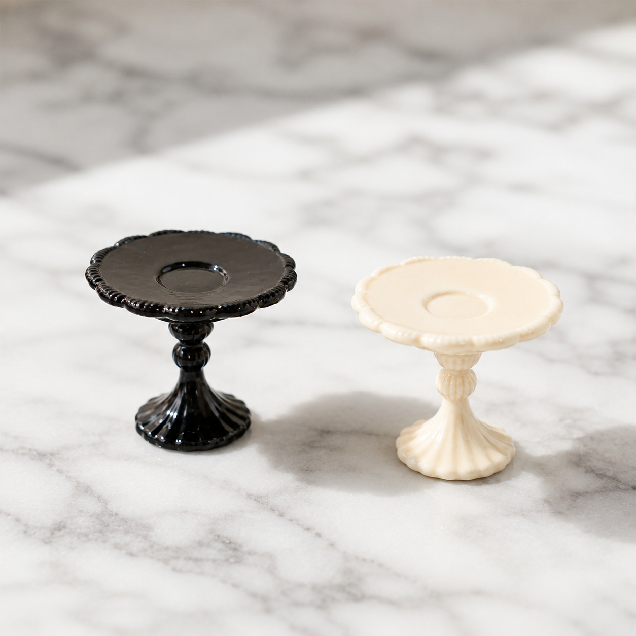 FDMINI Mini Footed Cake Stand – 2 Colors Miniature Pedestal Dessert & Fruit Tray for 1:6 Dollhouse, BJD & Blythe Scenes