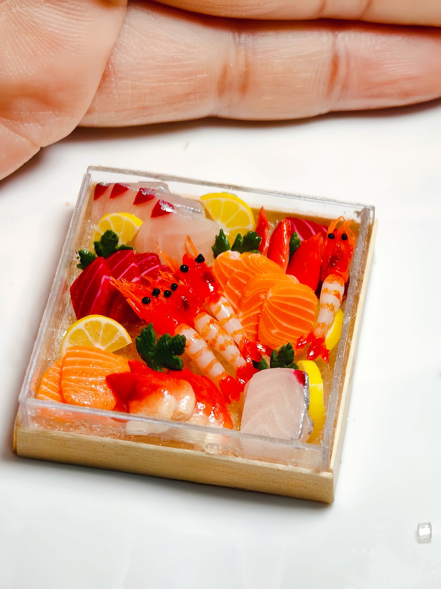 Miniature Sashimi Platter – Hand-Sculpted 1:6 Scale Dollhouse Japanese Sashimi Box with Salmon, Tuna, Shrimp & Scallop, Lemon and Shiso, Realistic Tiny Seafood Dish for Blythe & Barbie Dioramas, Resin Jewelry & Polymer Clay Food