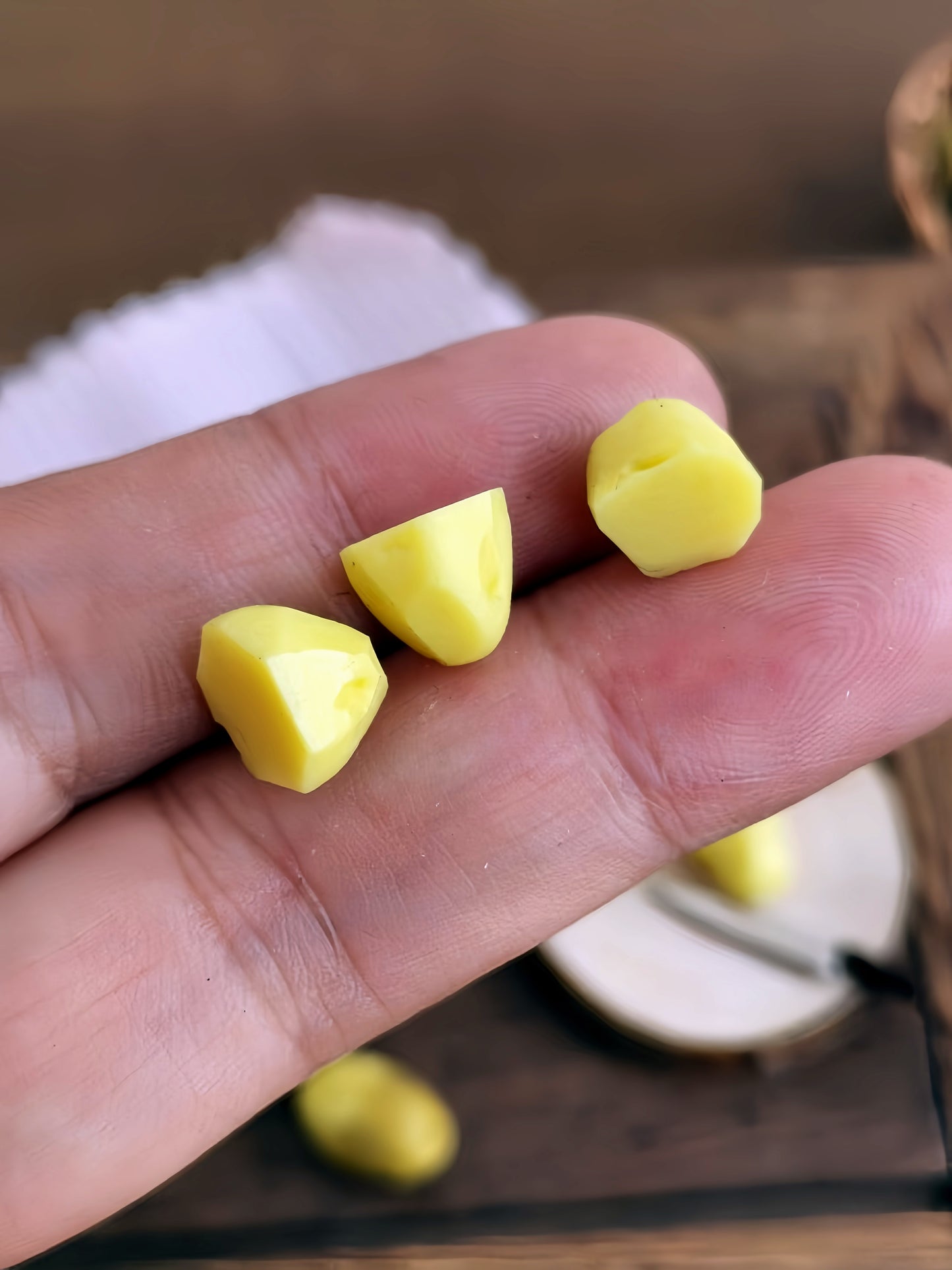 7Pcs Miniature Potato Set – Hand-Sculpted 1:6 Scale Dollhouse Potatoes with Skin-On, Peeled and Cut Pieces, Realistic Tiny Vegetables for Blythe & Barbie Kitchen Dioramas & Polymer Clay Food Miniatures