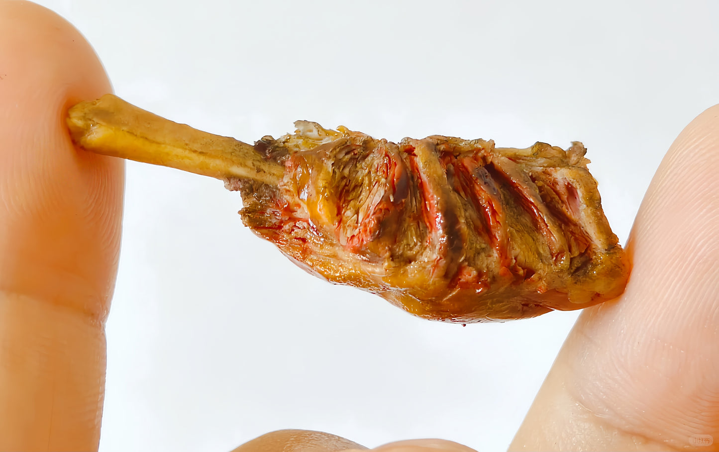 Miniature Grilled Lamb Leg Platter – Hand-Sculpted 1:6 Scale Dollhouse Roast Lamb on a Wooden Board with Foil-Wrapped Bone, Cherry Tomato & Lemon, Realistic Plated Meat Dish for Blythe & Barbie Dioramas, Resin & Polymer Clay Food