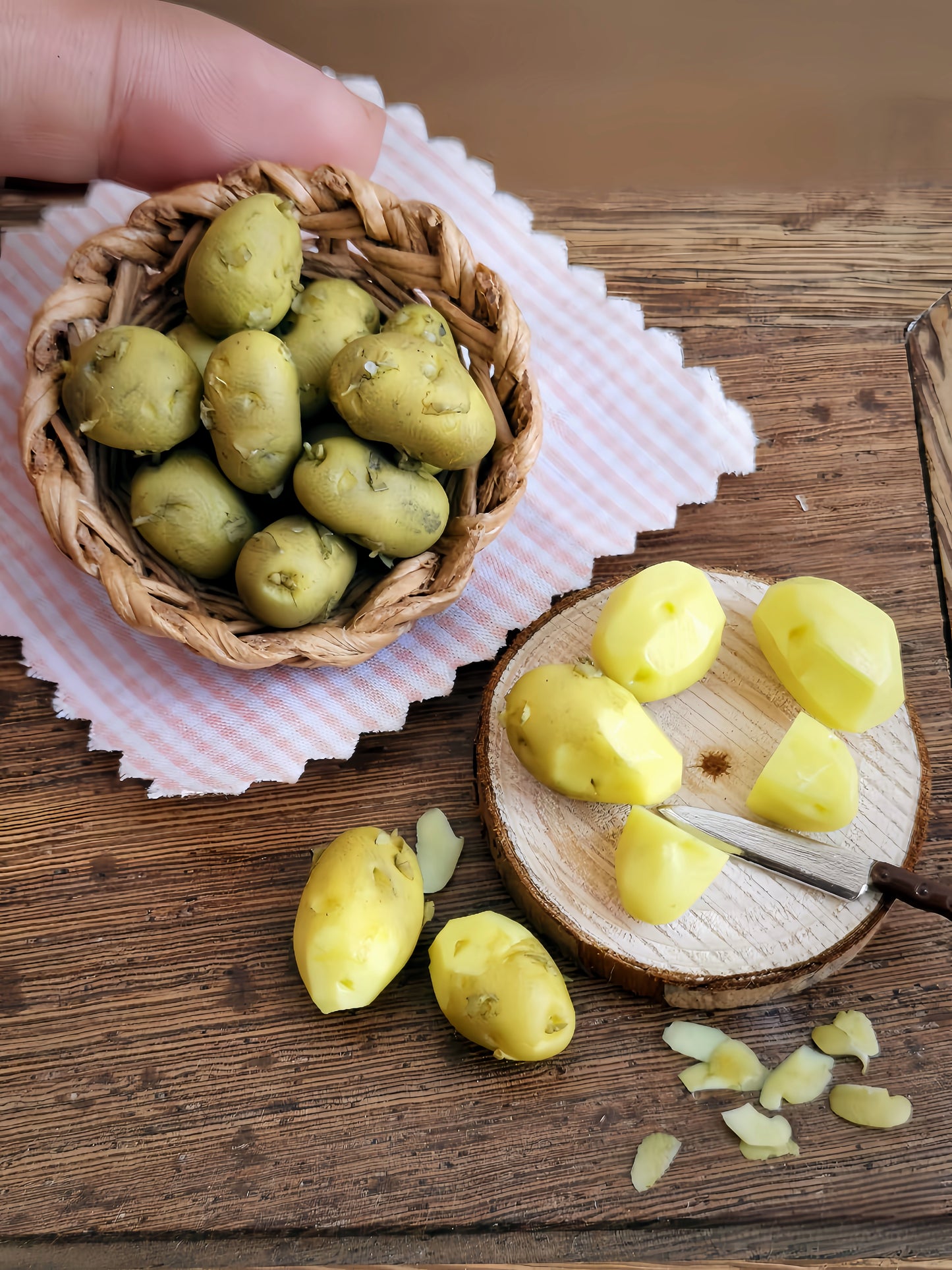 7Pcs Miniature Potato Set – Hand-Sculpted 1:6 Scale Dollhouse Potatoes with Skin-On, Peeled and Cut Pieces, Realistic Tiny Vegetables for Blythe & Barbie Kitchen Dioramas & Polymer Clay Food Miniatures