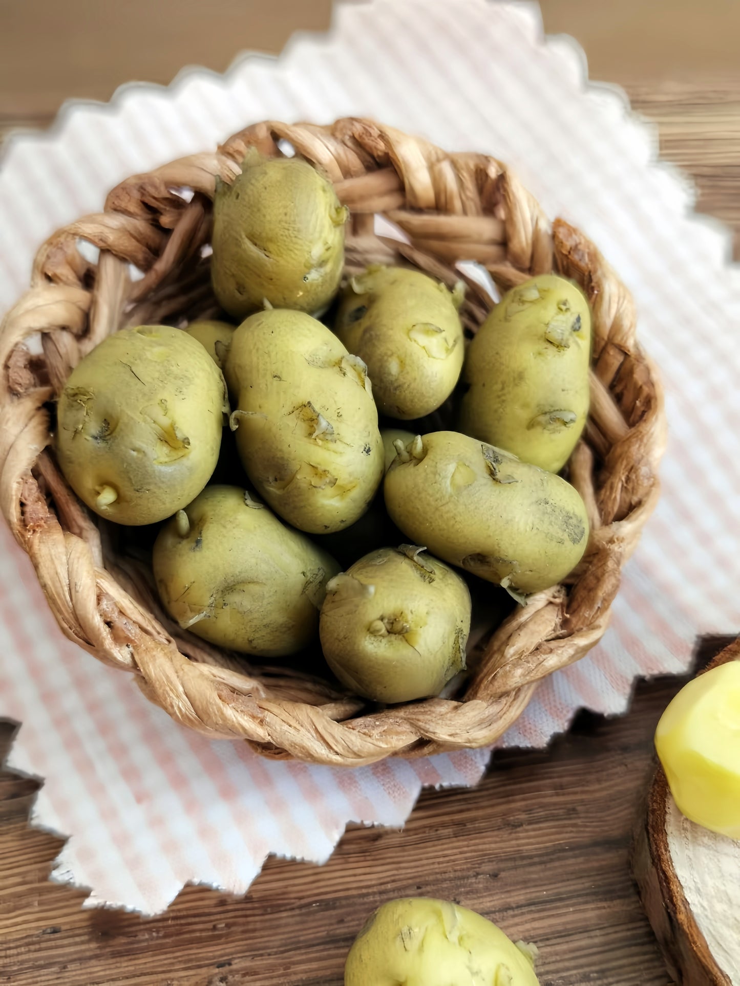 7Pcs Miniature Potato Set – Hand-Sculpted 1:6 Scale Dollhouse Potatoes with Skin-On, Peeled and Cut Pieces, Realistic Tiny Vegetables for Blythe & Barbie Kitchen Dioramas & Polymer Clay Food Miniatures
