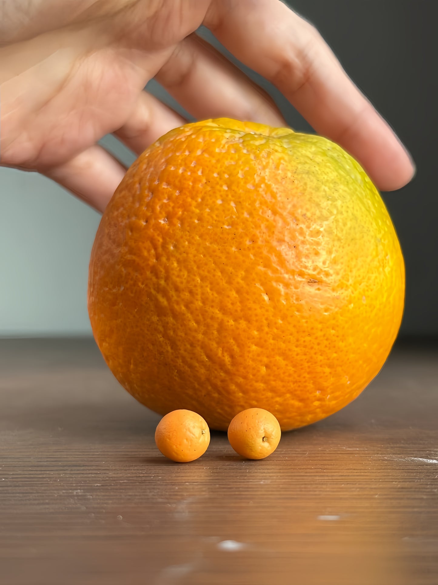 8Pcs Miniature Orange Set – Hand-Sculpted 1:12 Scale Dollhouse Oranges with Translucent Slices and Green Leaves, Realistic Tiny Citrus for Dioramas, Resin Jewelry & Polymer Clay Food Miniatures