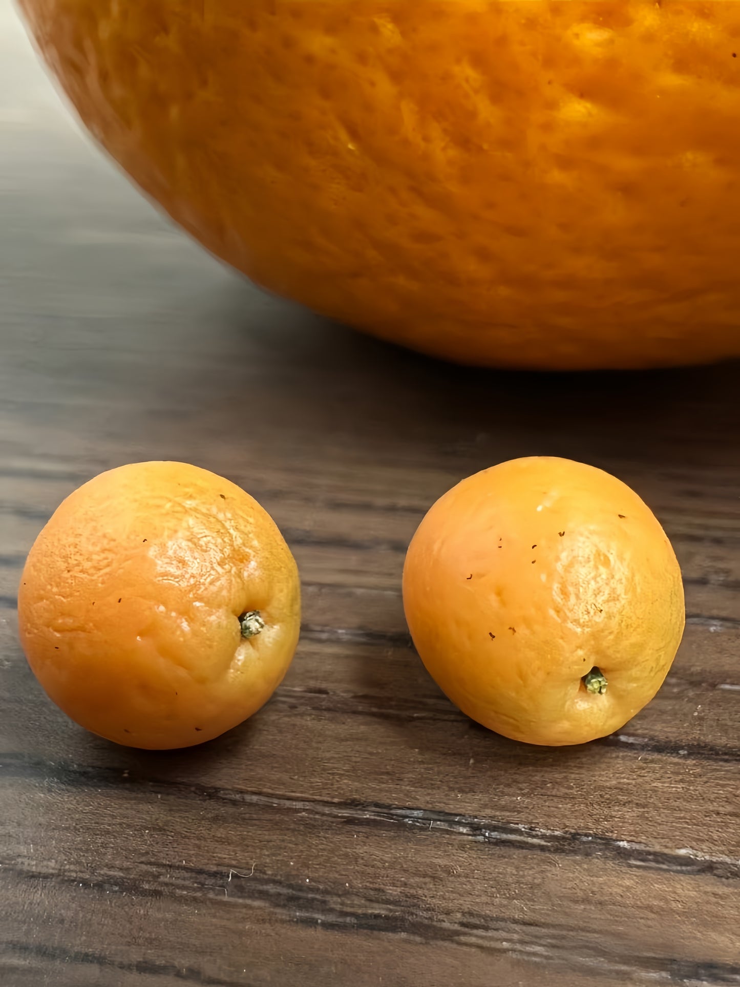 8Pcs Miniature Orange Set – Hand-Sculpted 1:12 Scale Dollhouse Oranges with Translucent Slices and Green Leaves, Realistic Tiny Citrus for Dioramas, Resin Jewelry & Polymer Clay Food Miniatures