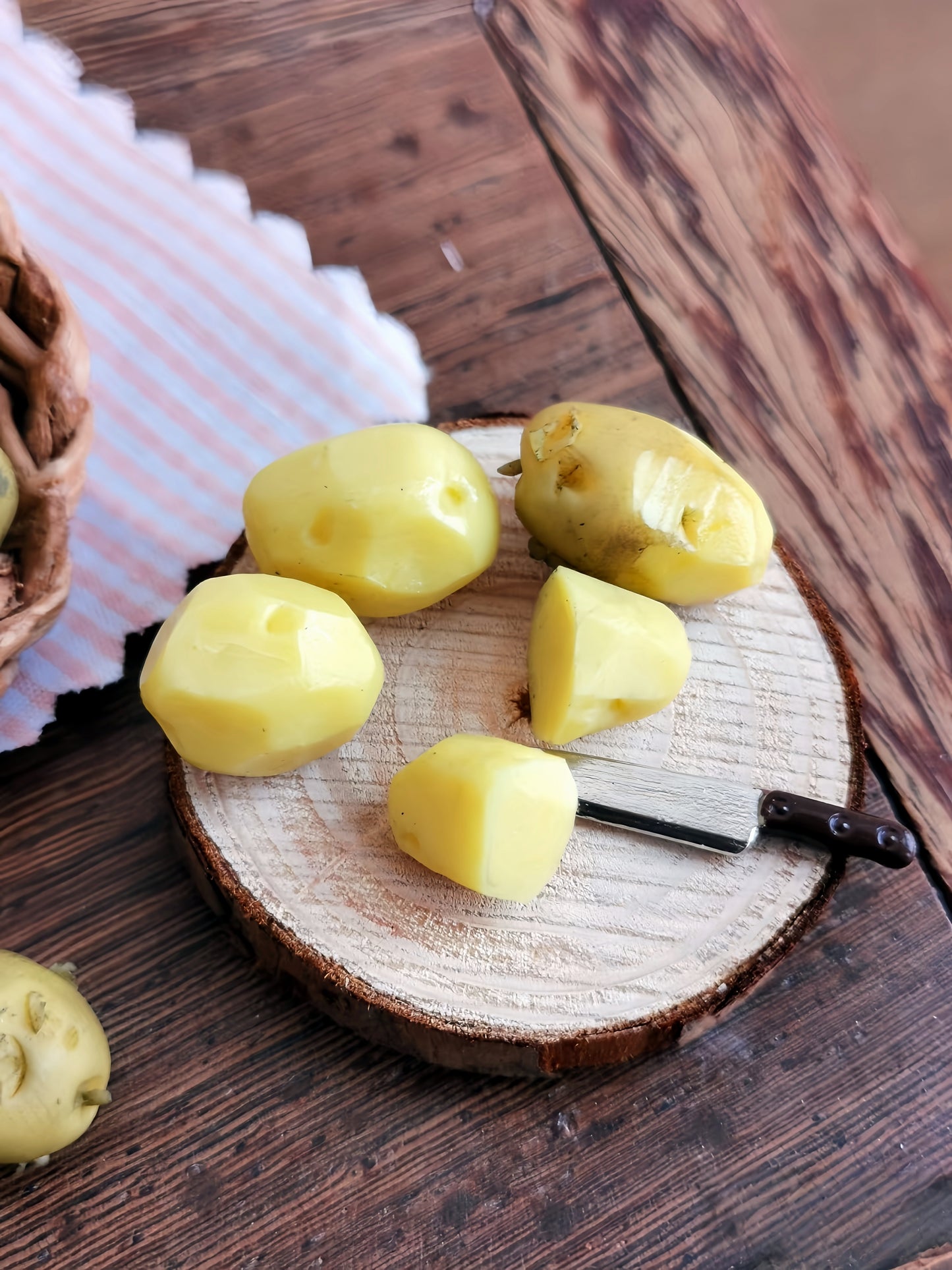 7Pcs Miniature Potato Set – Hand-Sculpted 1:6 Scale Dollhouse Potatoes with Skin-On, Peeled and Cut Pieces, Realistic Tiny Vegetables for Blythe & Barbie Kitchen Dioramas & Polymer Clay Food Miniatures