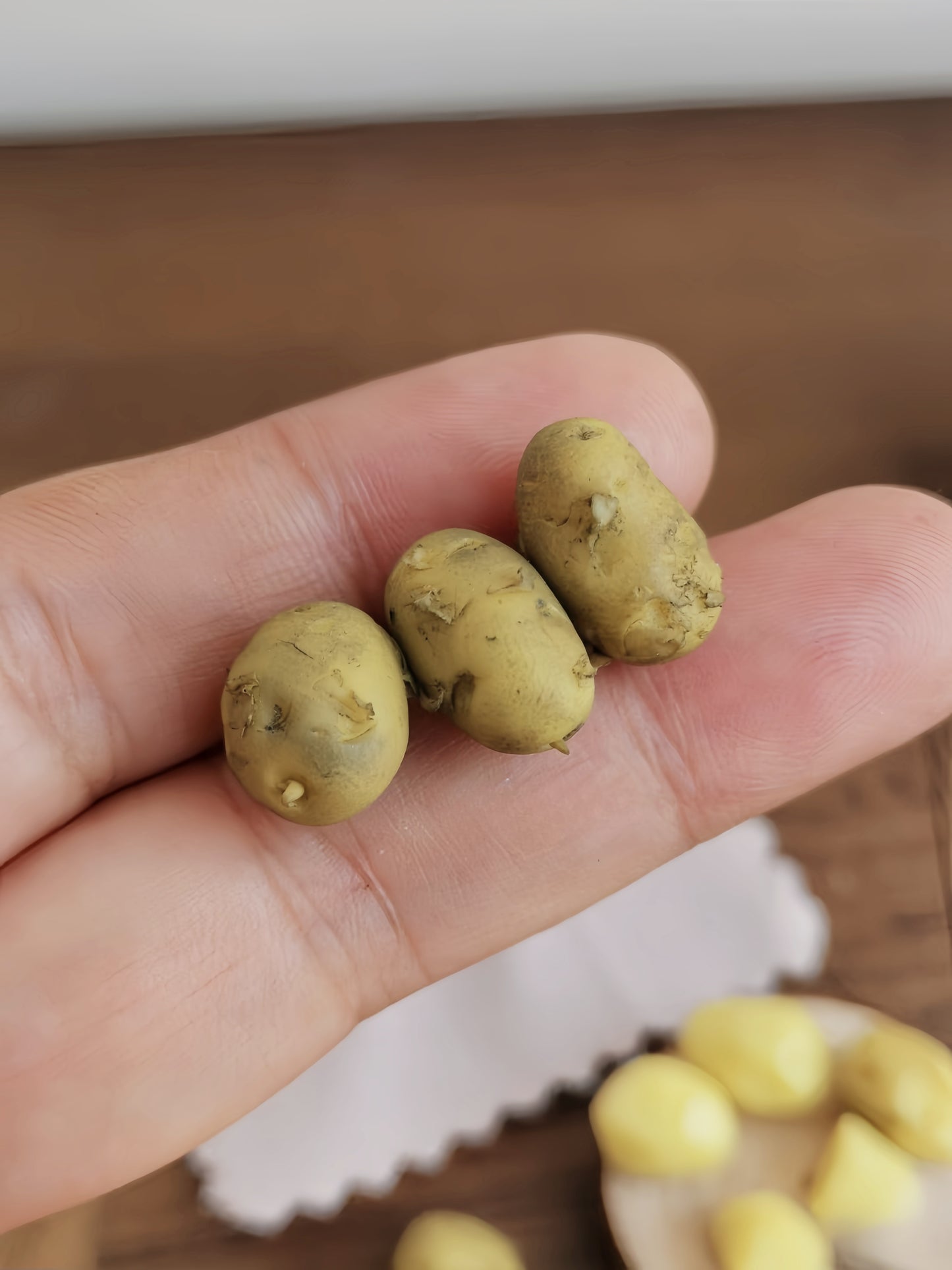 7Pcs Miniature Potato Set – Hand-Sculpted 1:6 Scale Dollhouse Potatoes with Skin-On, Peeled and Cut Pieces, Realistic Tiny Vegetables for Blythe & Barbie Kitchen Dioramas & Polymer Clay Food Miniatures