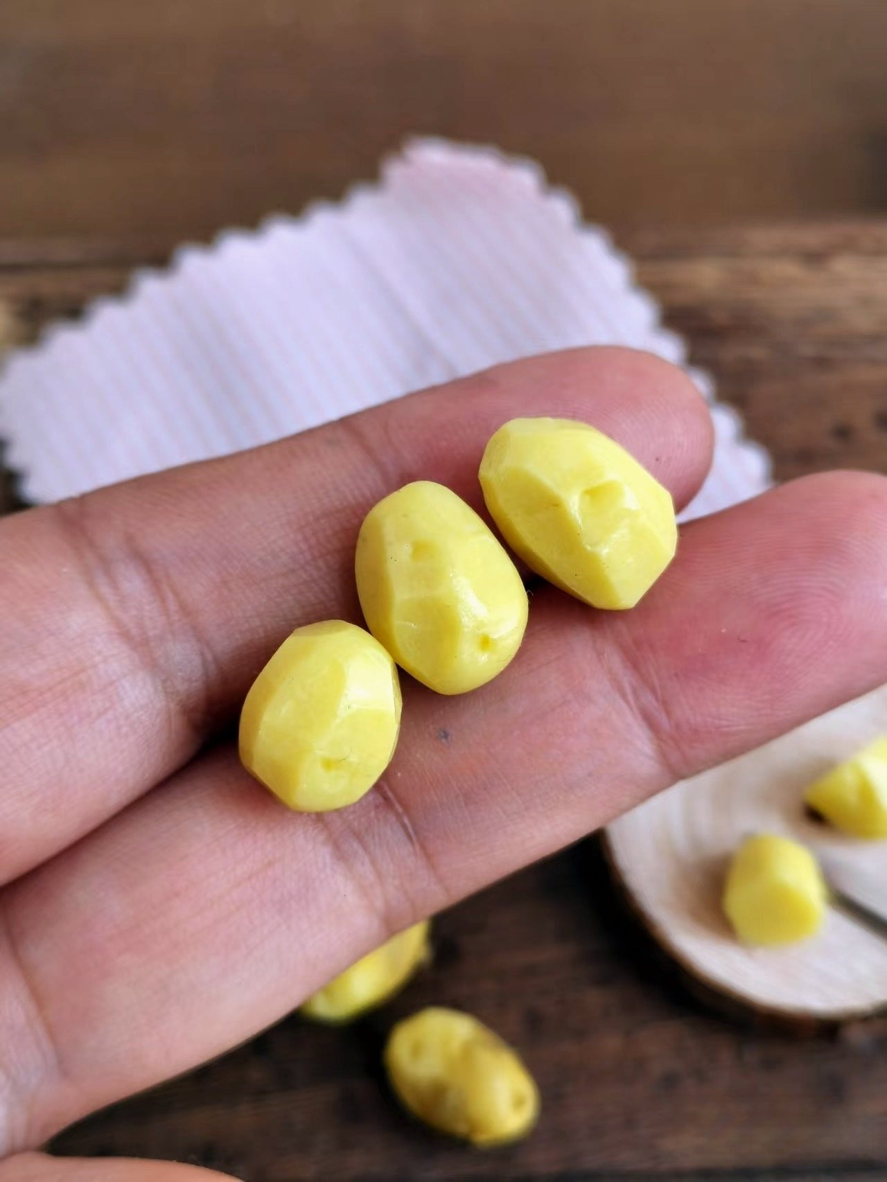 7Pcs Miniature Potato Set – Hand-Sculpted 1:6 Scale Dollhouse Potatoes with Skin-On, Peeled and Cut Pieces, Realistic Tiny Vegetables for Blythe & Barbie Kitchen Dioramas & Polymer Clay Food Miniatures