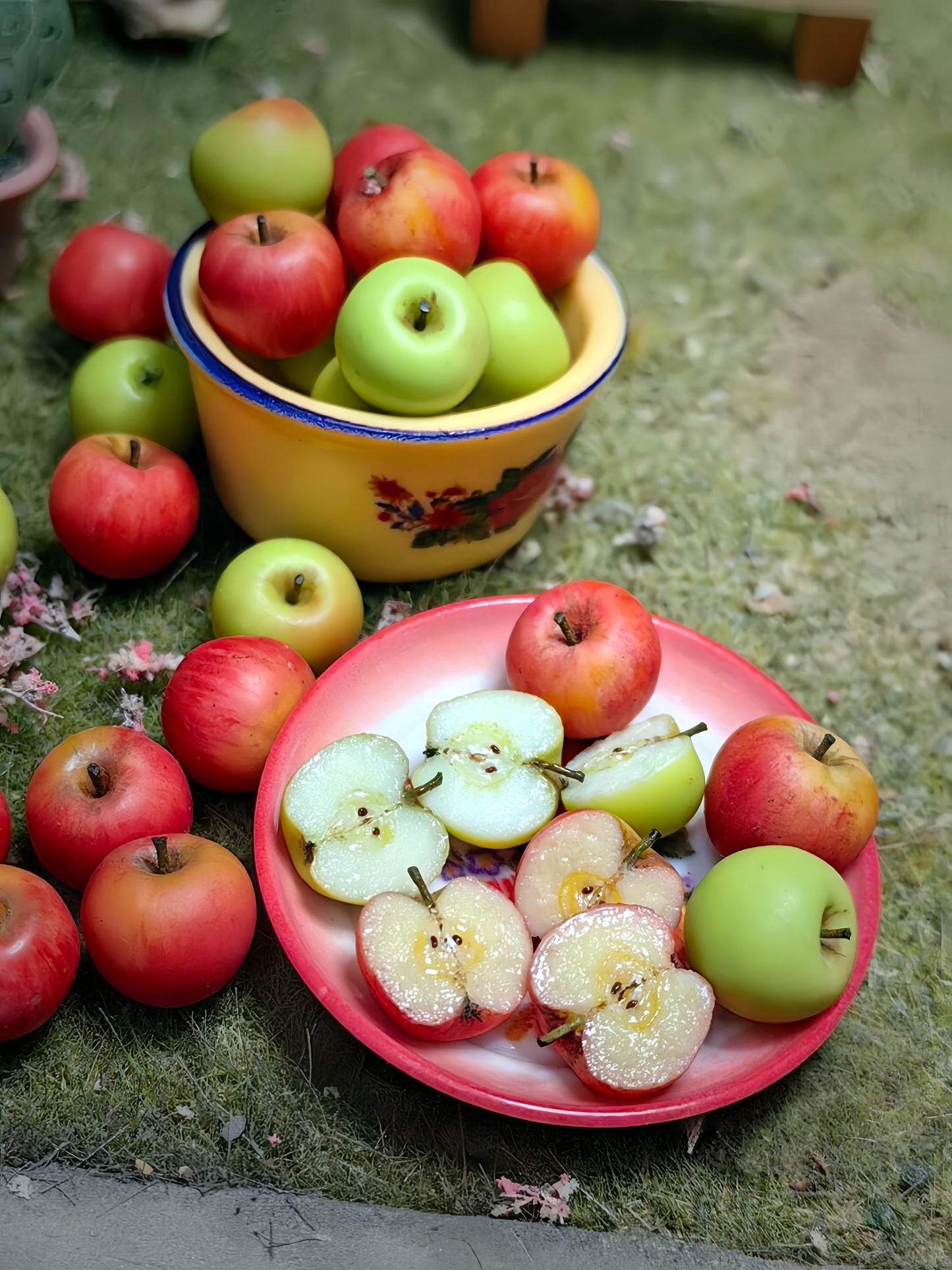8Pcs Miniature Apple Set – Hand-Sculpted 1:6 Scale Dollhouse Red and Green Apples, Whole and Halved with Seeds, Realistic Tiny Fruit for Blythe & Barbie Dioramas, Resin Jewelry & Polymer Clay Food Miniatures