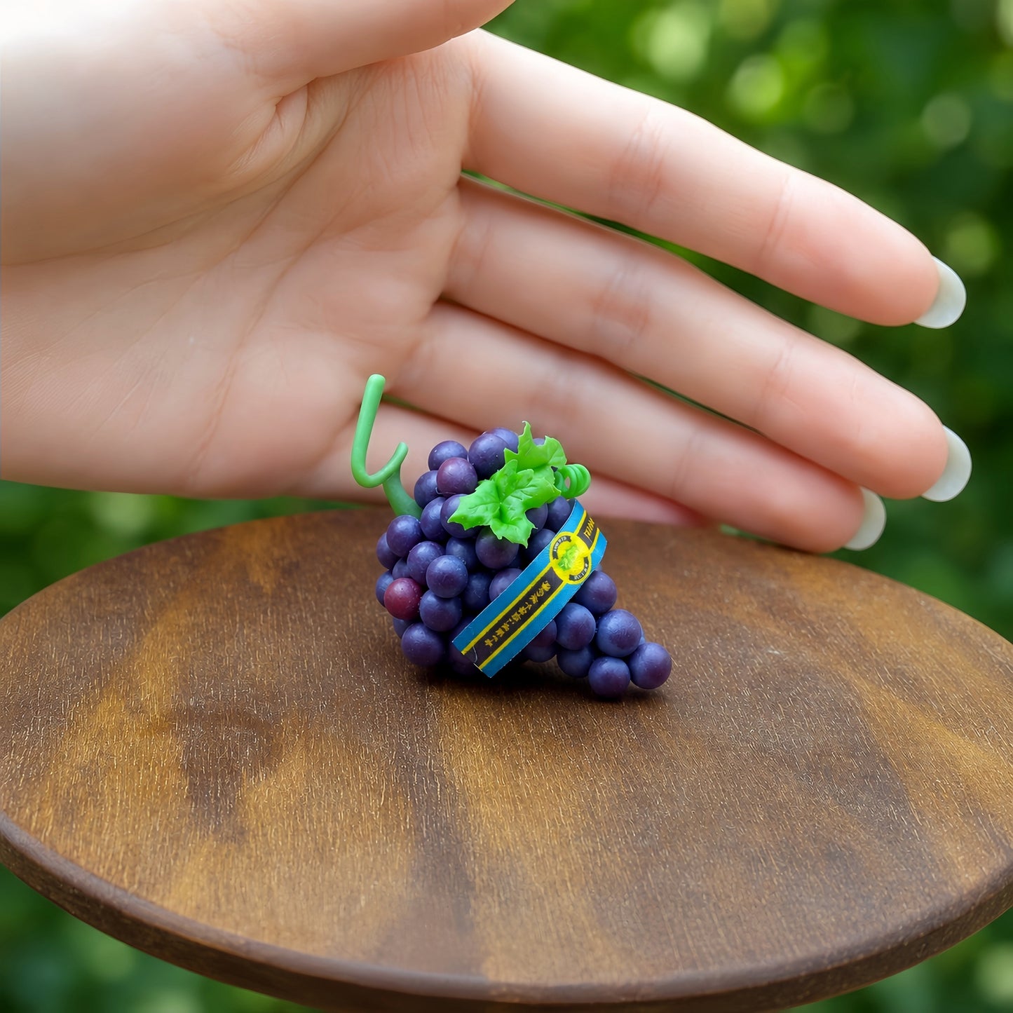 Miniature Grapes - Hand-Sculpted 1:6 Scale Grape Clusters with Vine Tendrils, Leaves & Fruit-Shop Wrap, Purple & Shine Muscat Green, Realistic Dollhouse Fruit for Blythe & Barbie Dioramas, Polymer Clay Food
