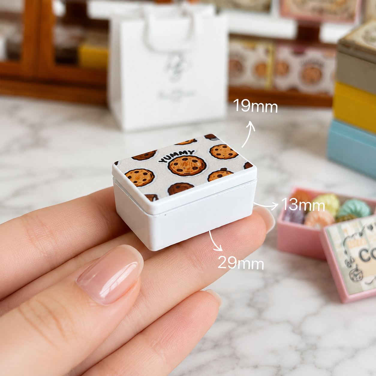 FDMINI Mini Cookie Tin – 5 Colors Miniature Biscuit Box with 6 Piped Cookies & Removable Lid for 1:12 Dollhouse Kitchen & Afternoon Tea Scenes