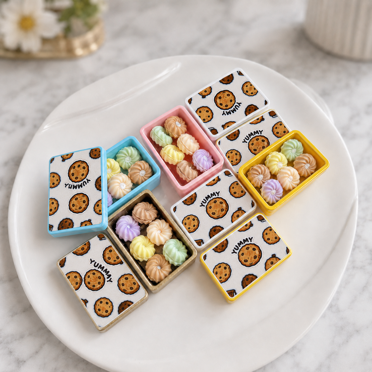 FDMINI Mini Cookie Tin – 5 Colors Miniature Biscuit Box with 6 Piped Cookies & Removable Lid for 1:12 Dollhouse Kitchen & Afternoon Tea Scenes