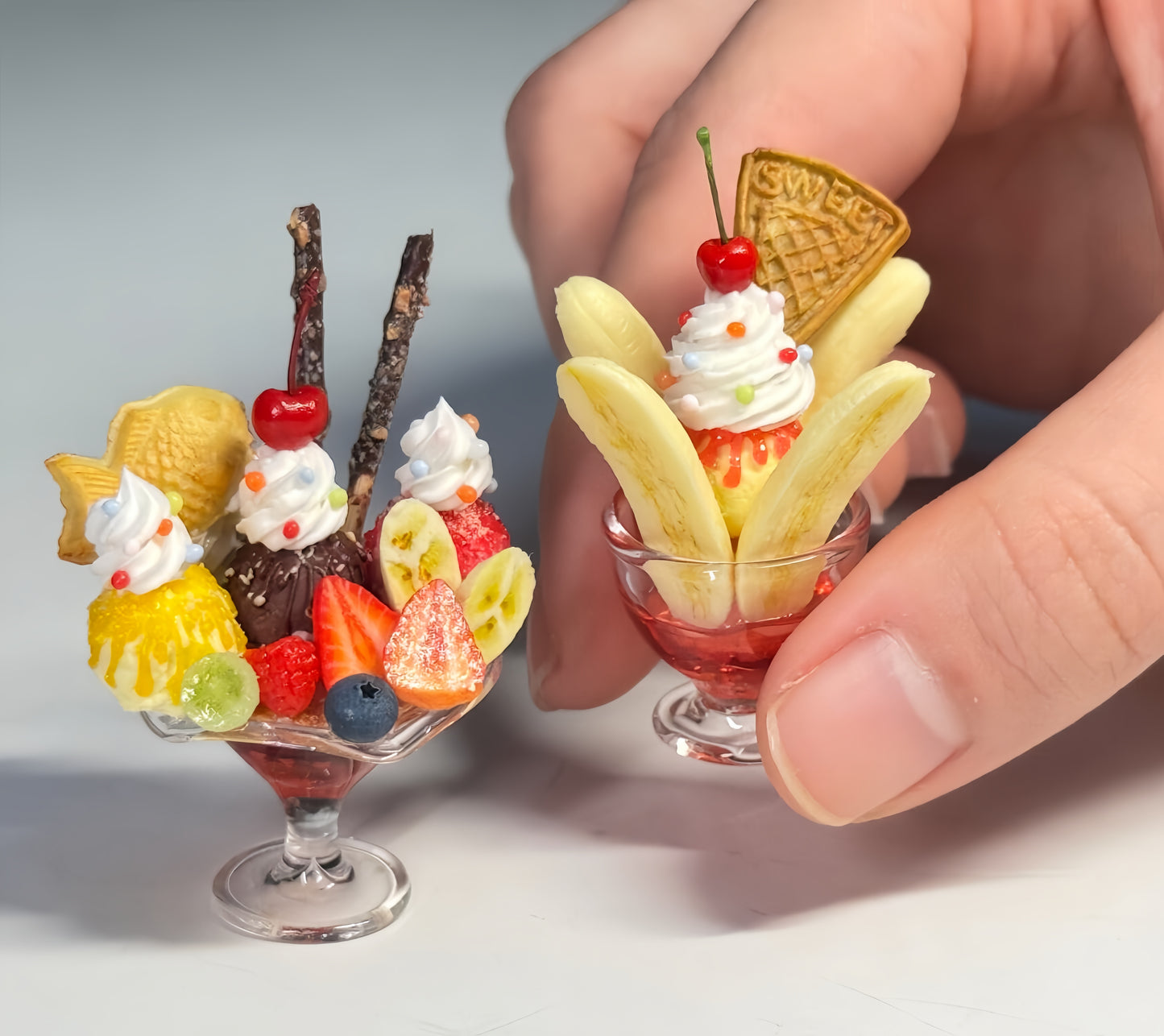 1:6 Scale Miniature Japanese Sundae Cup Set – Dollhouse Taiyaki Ice Cream & Banana Split Parfait, Handmade Polymer Clay Café Food for Blythe BJD Diorama