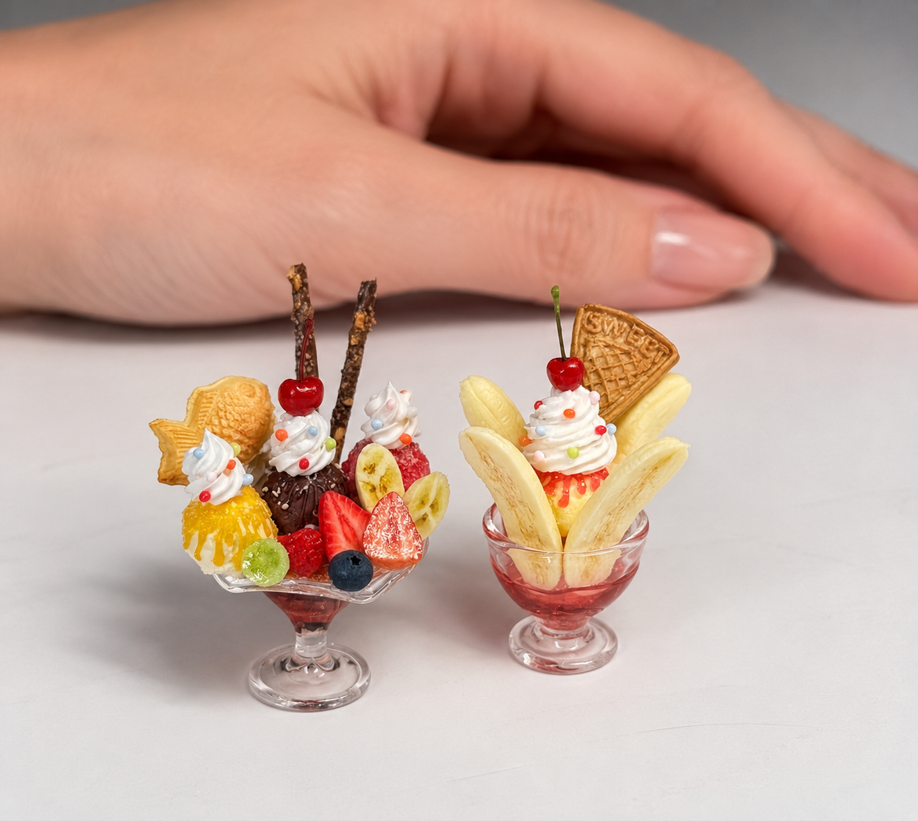 1:6 Scale Miniature Japanese Sundae Cup Set – Dollhouse Taiyaki Ice Cream & Banana Split Parfait, Handmade Polymer Clay Café Food for Blythe BJD Diorama