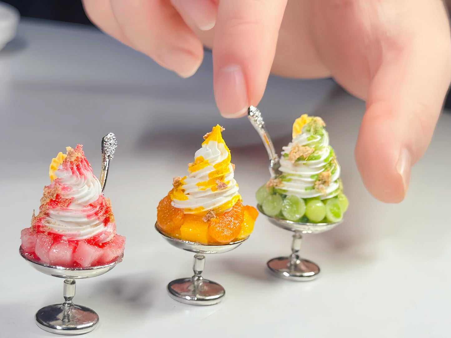 1:6 Scale Miniature Bingsu Shaved Ice Cup Collection – 3 Styles Dollhouse Strawberry, Mango & Muscat Korean Dessert, Handmade Polymer Clay Café Food for Blythe BJD Diorama