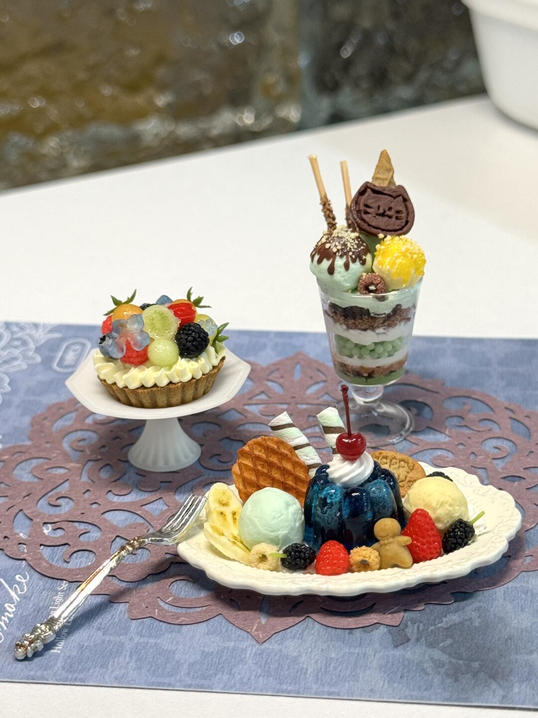 1:6 Scale Miniature Blue Jelly Dessert Set – Dollhouse Mixed Berry Fruit Tart, Cat Cookie Parfait & Blue Ocean Ice Cream Plate, Handmade Polymer Clay Café Food for Blythe BJD Diorama