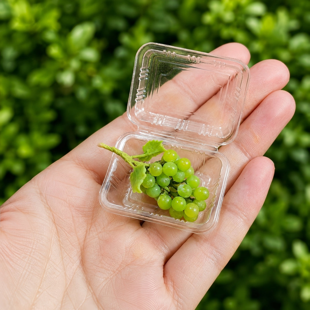 Miniature Green Grape Cluster – Hand-Sculpted 1:12 Scale Dollhouse Green Grapes with Vine Leaves and Realistic Stem, Tiny Muscat-Style Fruit for Dioramas & Polymer Clay Food Miniatures