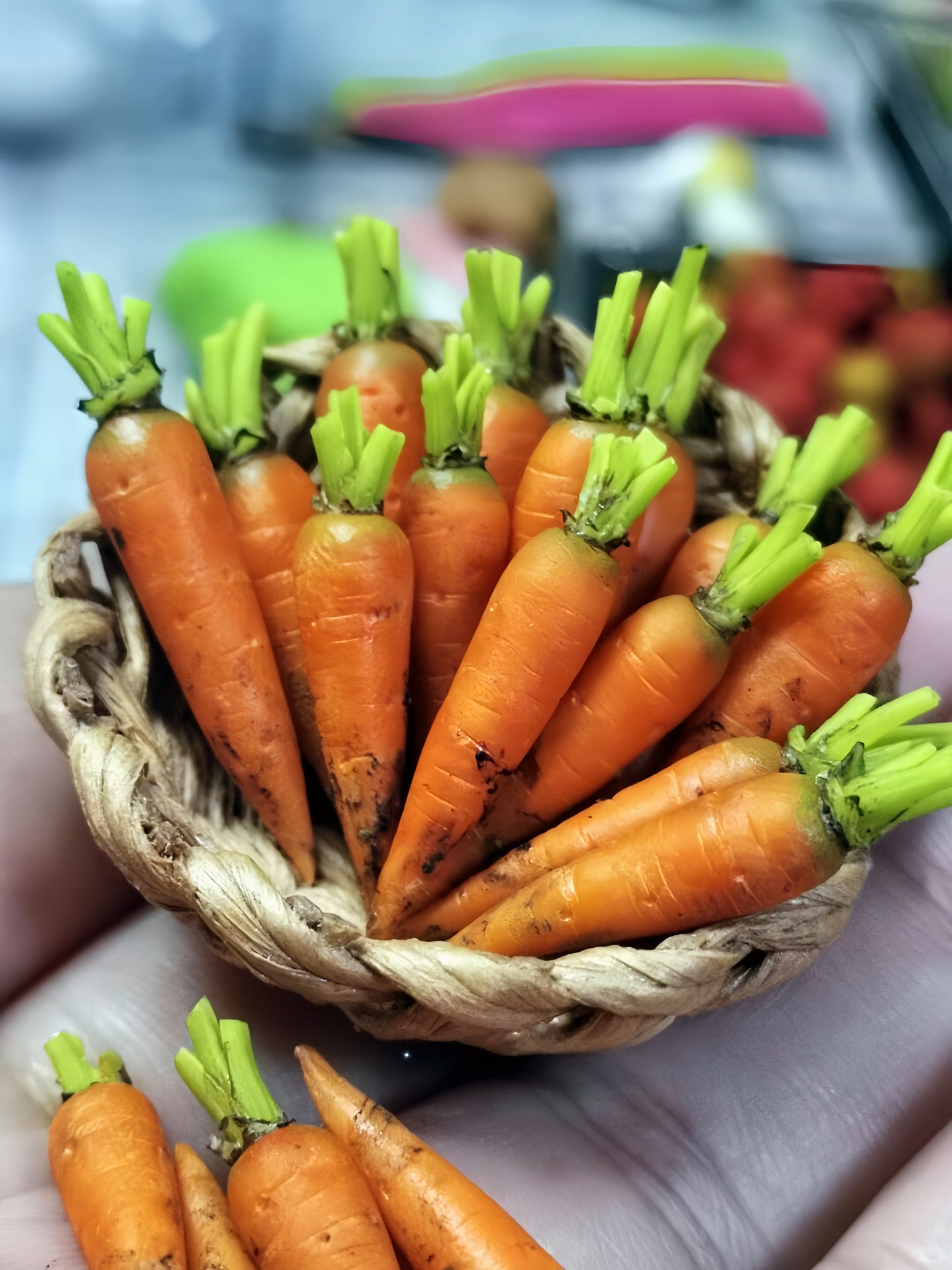 6Pcs Miniature Carrot Set – Hand-Sculpted 1:12 Scale Dollhouse Carrots with Leafy Green Tops, Realistic Garden-Fresh Produce for Dioramas, Fairy Gardens & Polymer Clay Food Miniatures
