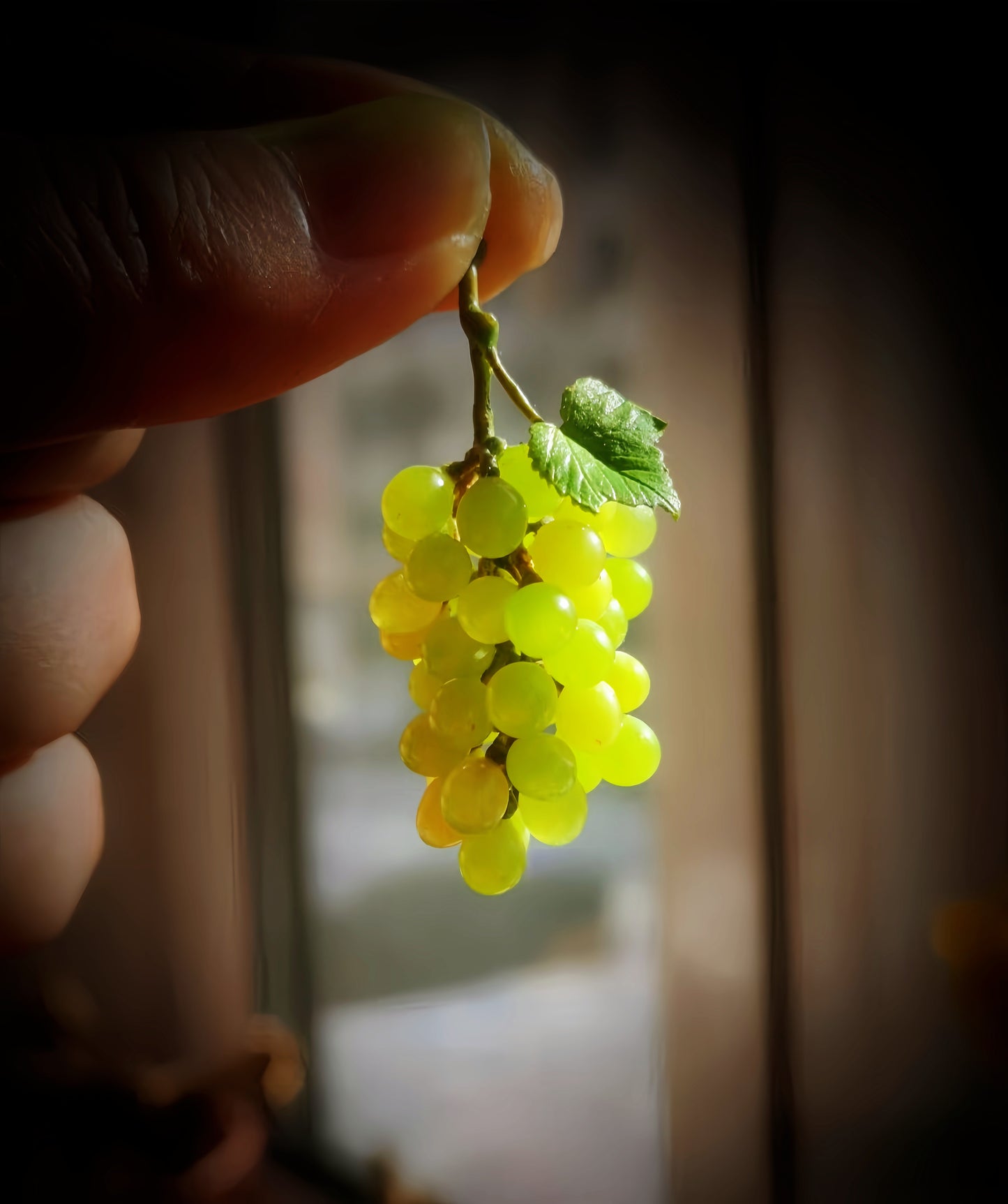 Miniature Green Grape Cluster – Hand-Sculpted 1:12 Scale Dollhouse Green Grapes with Vine Leaves and Realistic Stem, Tiny Muscat-Style Fruit for Dioramas & Polymer Clay Food Miniatures