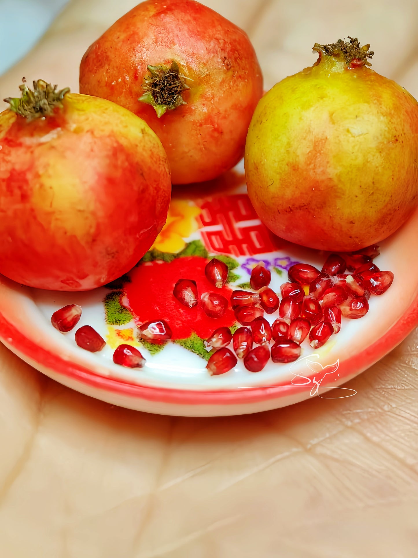 2PCS Miniature Pomegranate Set – Hand-Sculpted 1:12 Scale Dollhouse Pomegranate with Open Cross-Section and Loose Ruby Seeds, Realistic Tiny Fruit for Dioramas, Resin Jewelry & Polymer Clay Food Miniatures