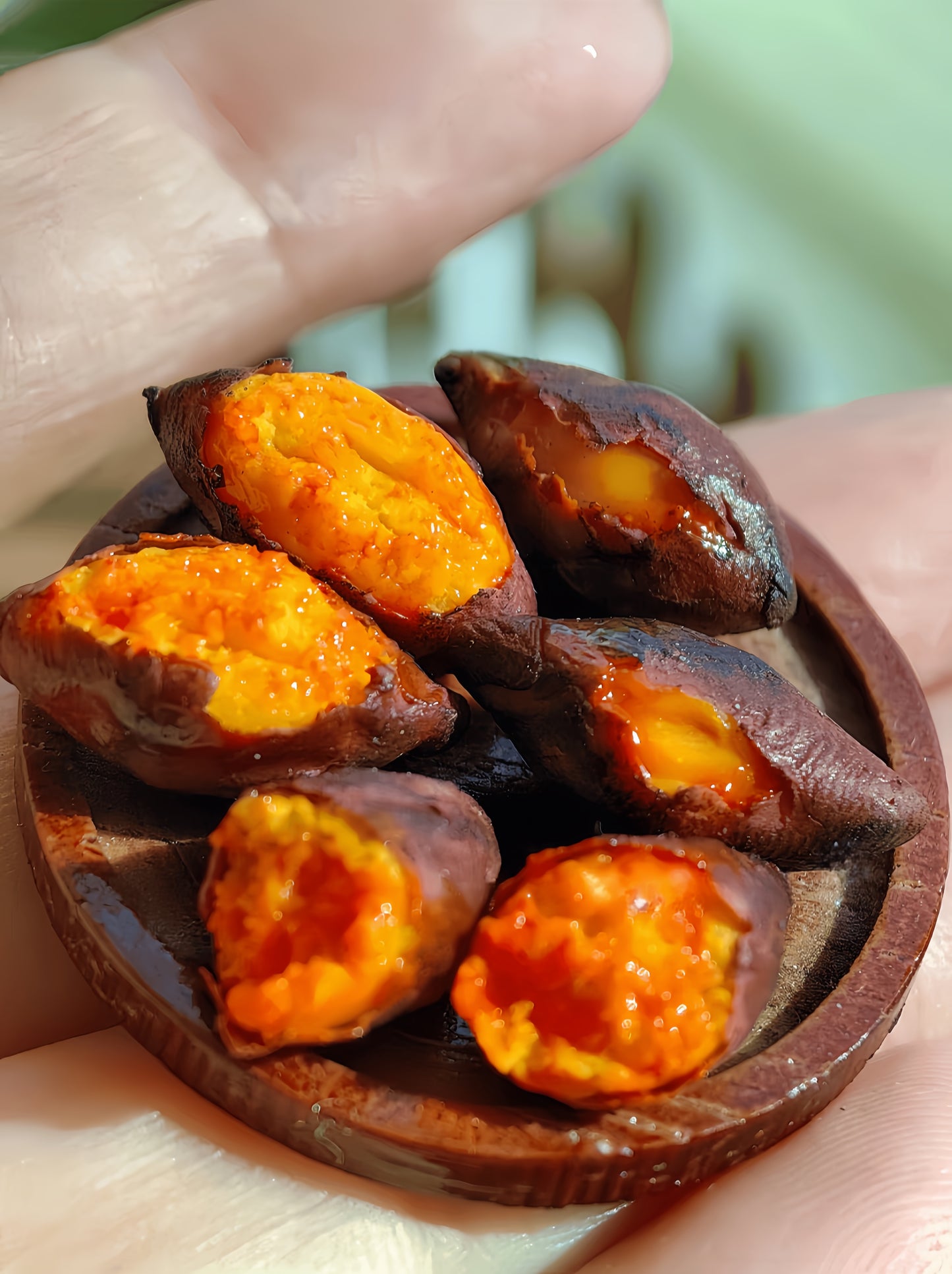 6Pcs Miniature Roasted Sweet Potato Set – Hand-Sculpted 1:6 Scale Dollhouse Baked Sweet Potatoes with Caramelized Skin and Golden Honey Flesh, Realistic Tiny Street Food for Blythe & Barbie Dioramas, Resin Jewelry & Polymer Clay Food Miniatures