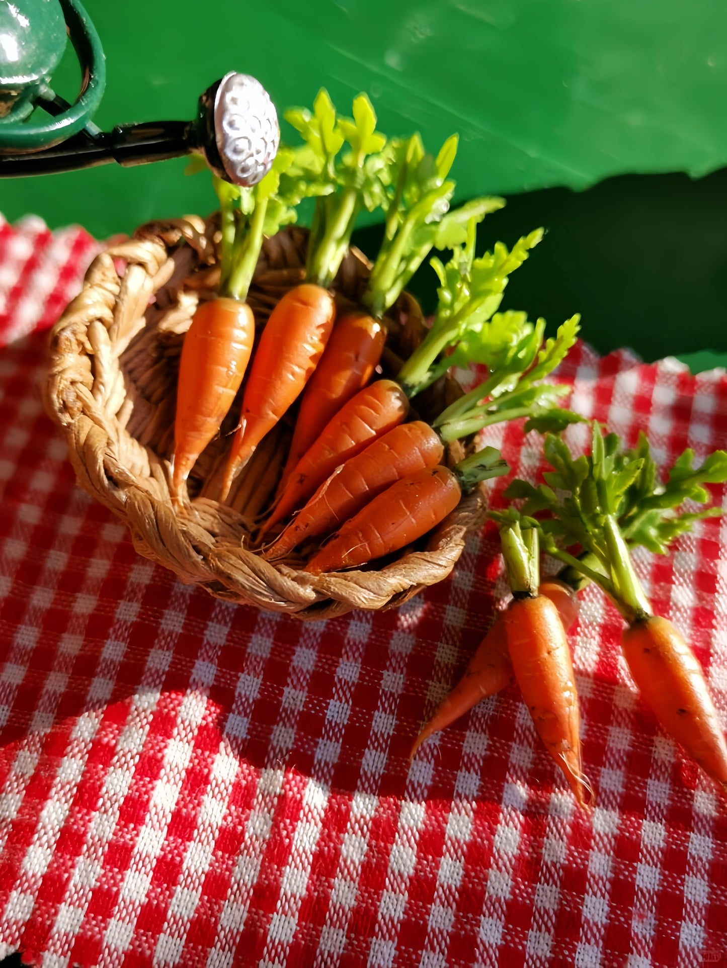 6Pcs Miniature Carrot Set – Hand-Sculpted 1:12 Scale Dollhouse Carrots with Leafy Green Tops, Realistic Garden-Fresh Produce for Dioramas, Fairy Gardens & Polymer Clay Food Miniatures