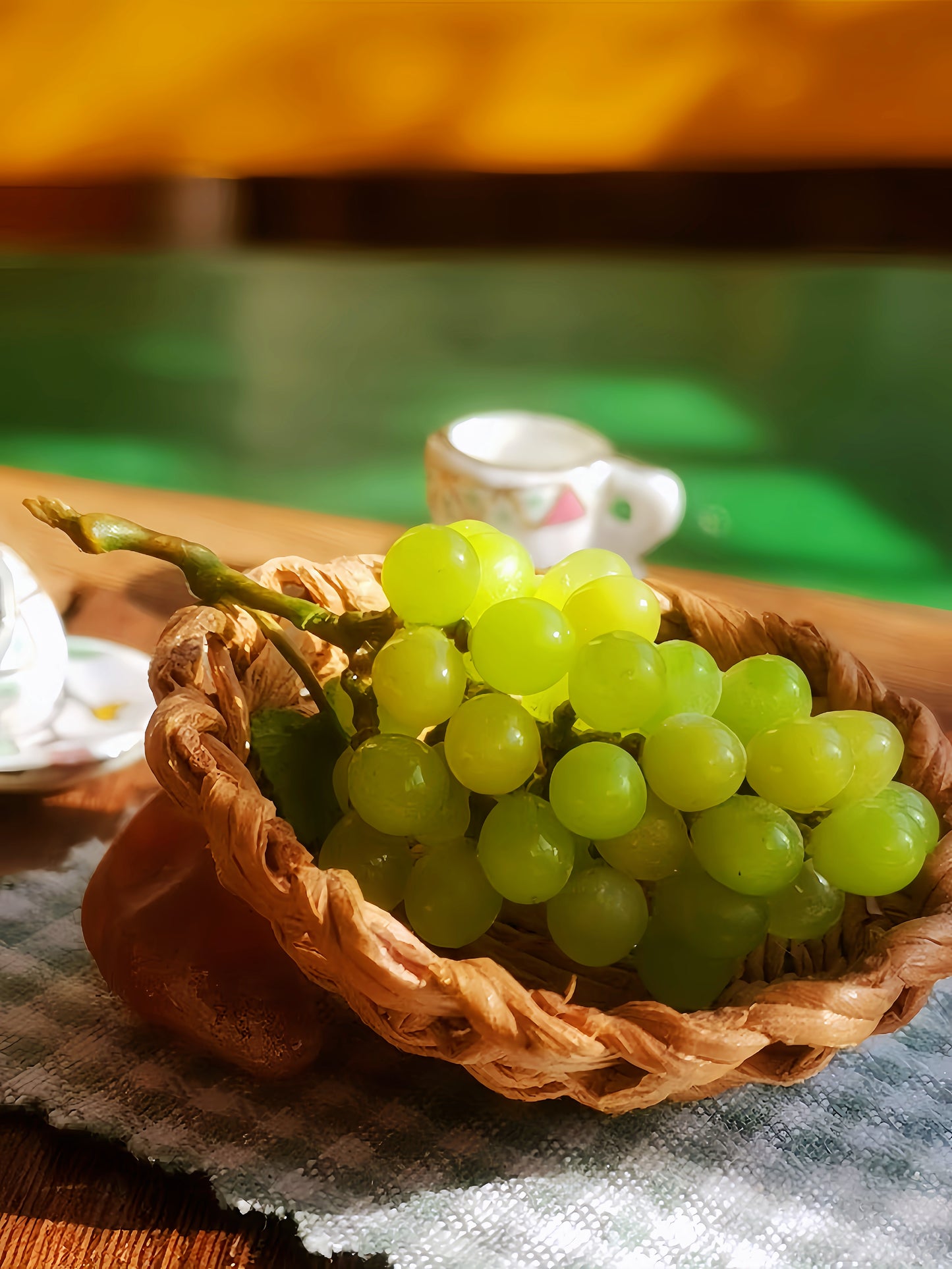 Miniature Green Grape Cluster – Hand-Sculpted 1:12 Scale Dollhouse Green Grapes with Vine Leaves and Realistic Stem, Tiny Muscat-Style Fruit for Dioramas & Polymer Clay Food Miniatures