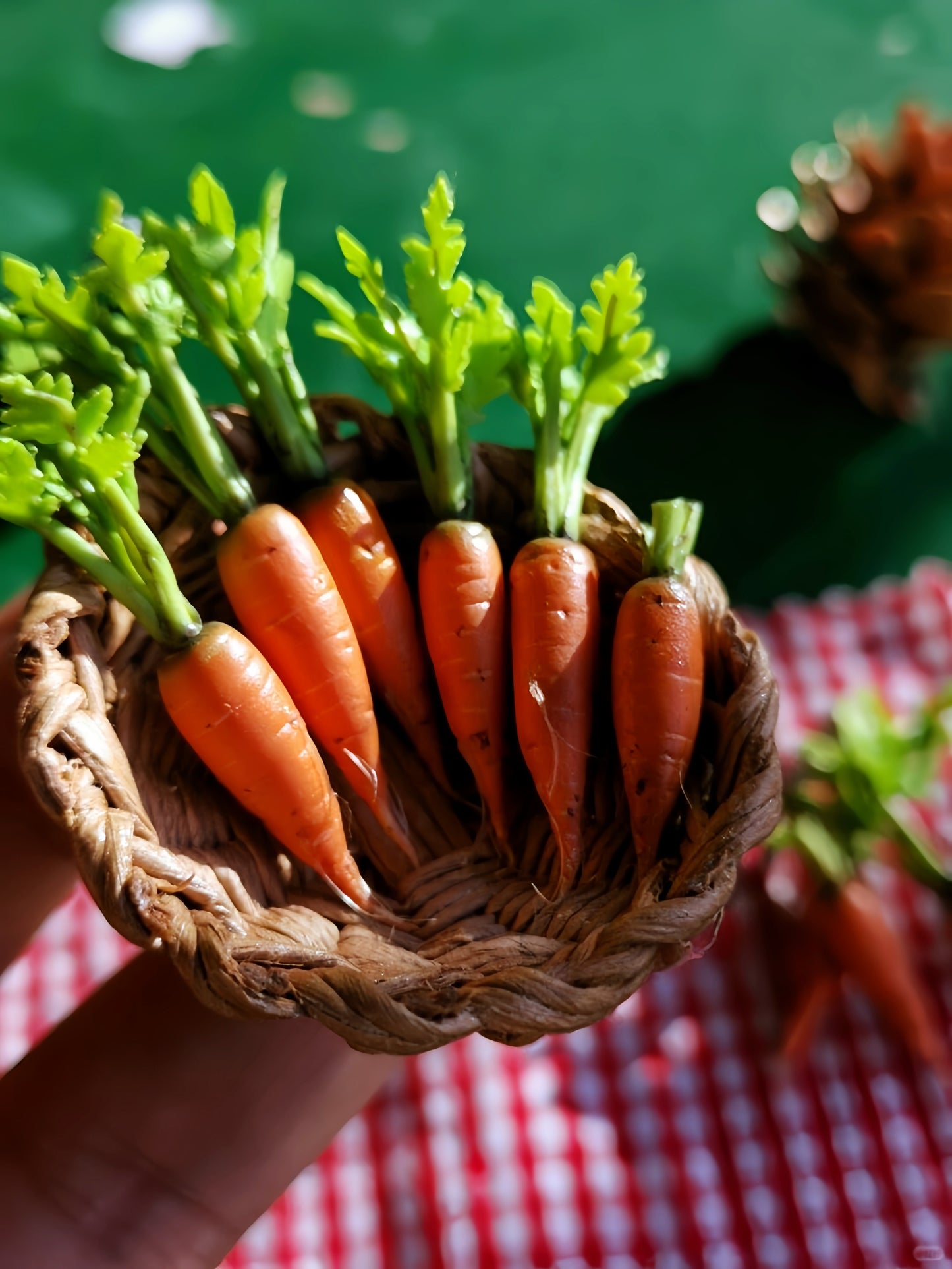 6Pcs Miniature Carrot Set – Hand-Sculpted 1:12 Scale Dollhouse Carrots with Leafy Green Tops, Realistic Garden-Fresh Produce for Dioramas, Fairy Gardens & Polymer Clay Food Miniatures