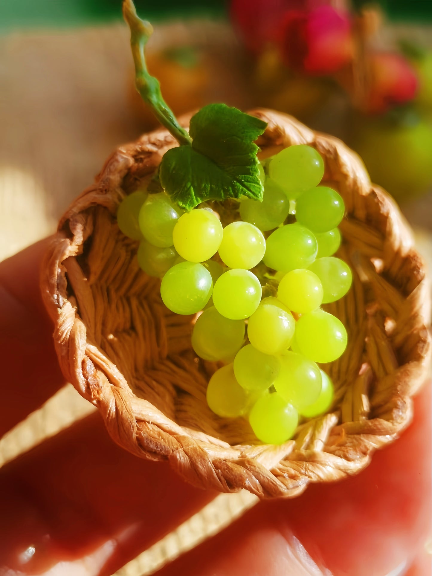 Miniature Green Grape Cluster – Hand-Sculpted 1:12 Scale Dollhouse Green Grapes with Vine Leaves and Realistic Stem, Tiny Muscat-Style Fruit for Dioramas & Polymer Clay Food Miniatures