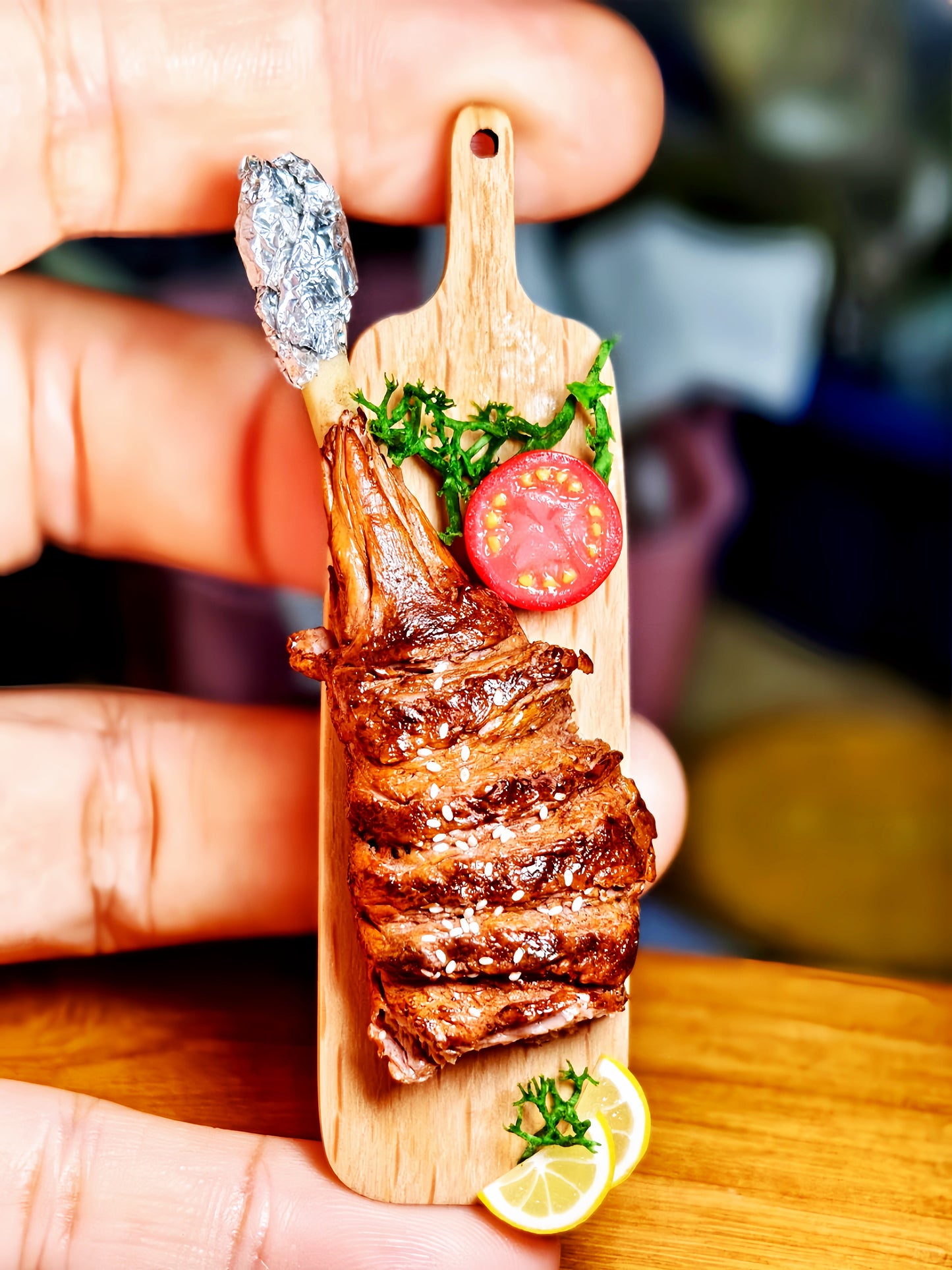 Miniature Grilled Lamb Leg Platter – Hand-Sculpted 1:6 Scale Dollhouse Roast Lamb on a Wooden Board with Foil-Wrapped Bone, Cherry Tomato & Lemon, Realistic Plated Meat Dish for Blythe & Barbie Dioramas, Resin & Polymer Clay Food