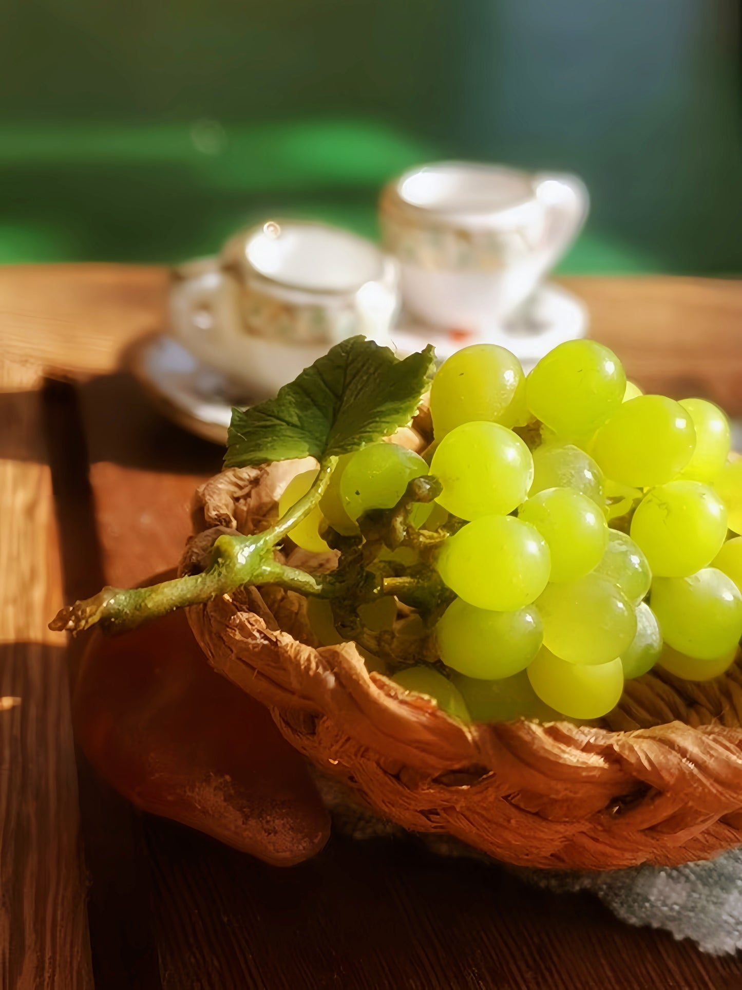 Miniature Green Grape Cluster – Hand-Sculpted 1:12 Scale Dollhouse Green Grapes with Vine Leaves and Realistic Stem, Tiny Muscat-Style Fruit for Dioramas & Polymer Clay Food Miniatures