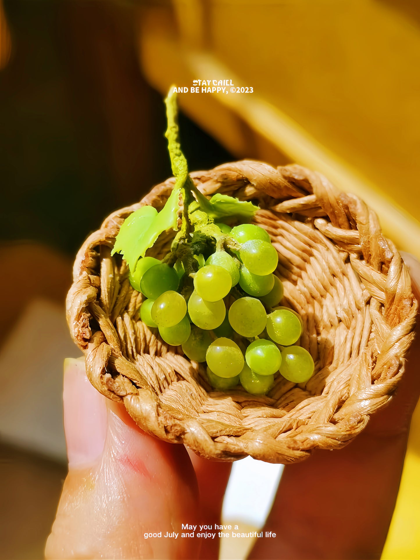 Miniature Green Grape Cluster – Hand-Sculpted 1:12 Scale Dollhouse Green Grapes with Vine Leaves and Realistic Stem, Tiny Muscat-Style Fruit for Dioramas & Polymer Clay Food Miniatures
