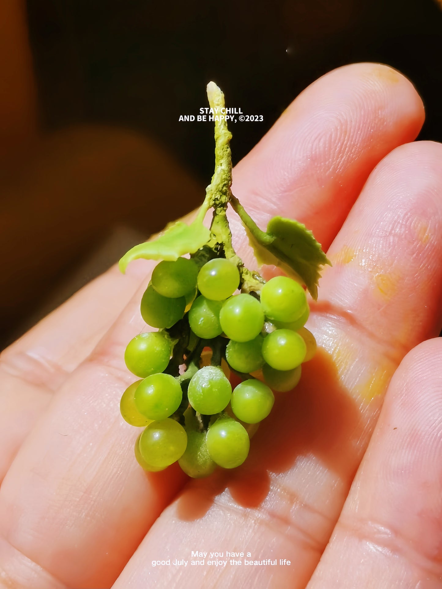 Miniature Green Grape Cluster – Hand-Sculpted 1:12 Scale Dollhouse Green Grapes with Vine Leaves and Realistic Stem, Tiny Muscat-Style Fruit for Dioramas & Polymer Clay Food Miniatures