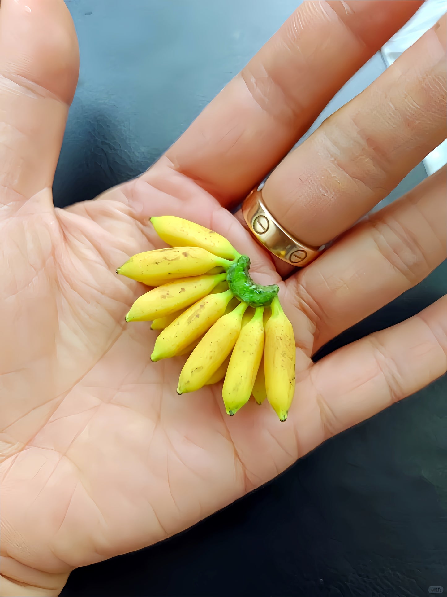 3Pcs Miniature Banana Bunch - Hand-Sculpted 1:6 Scale Ripe Lady Finger Bananas with Green Stem & Sugar Spots, Realistic Dollhouse Fruit for Blythe & Barbie Dioramas, Polymer Clay Food