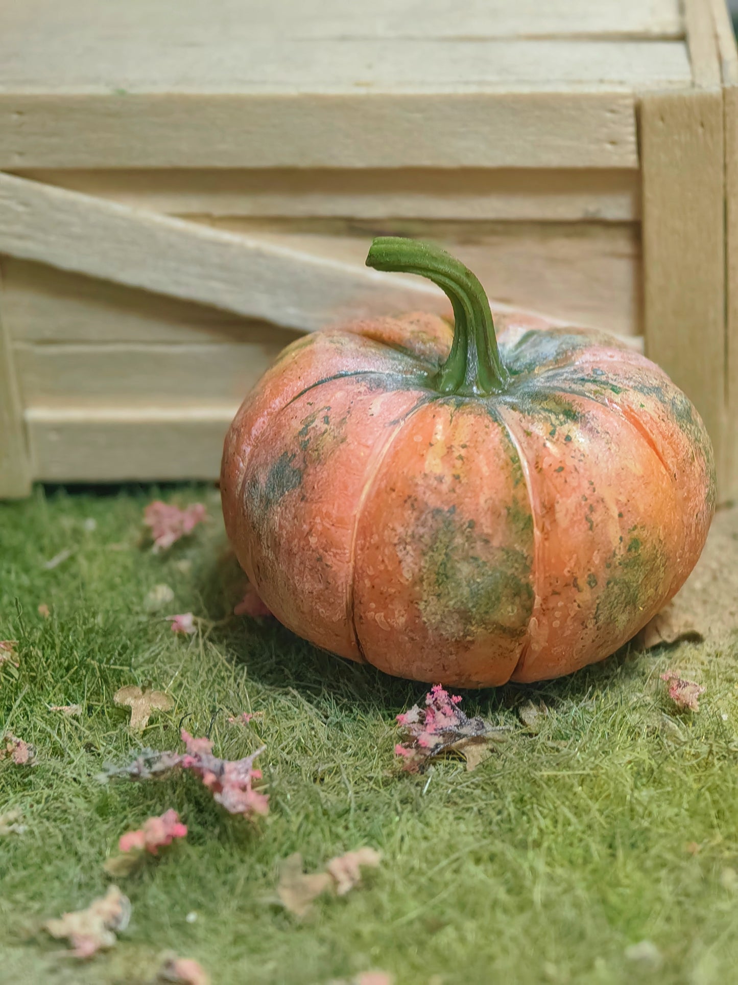 2Pcs Miniature Pumpkin Set – Hand-Sculpted 1:6 Scale Dollhouse Pumpkin with Cut Wedge, Seeds and Pulp, Realistic Tiny Fall Squash for Blythe & Barbie Halloween Dioramas, Resin Jewelry & Polymer Clay Food Miniatures