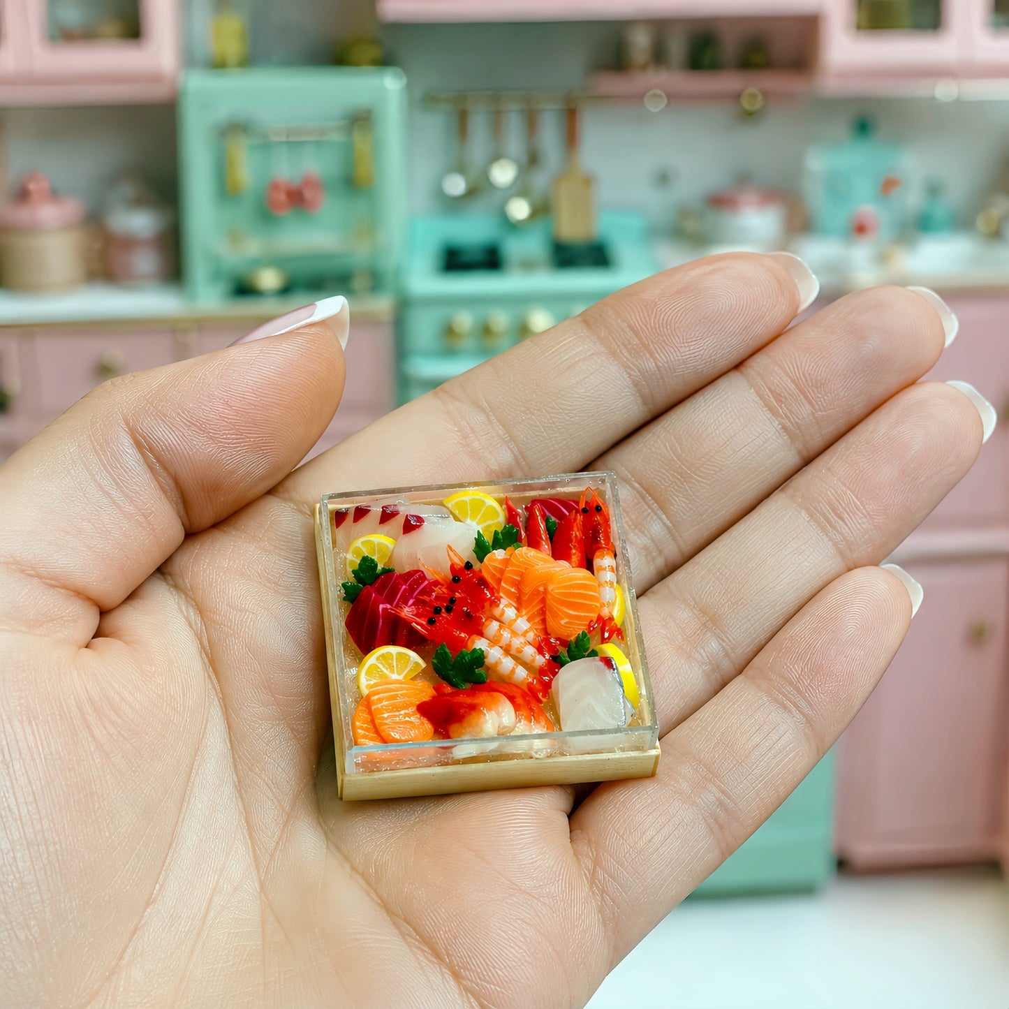 Miniature Sashimi Platter – Hand-Sculpted 1:6 Scale Dollhouse Japanese Sashimi Box with Salmon, Tuna, Shrimp & Scallop, Lemon and Shiso, Realistic Tiny Seafood Dish for Blythe & Barbie Dioramas, Resin Jewelry & Polymer Clay Food