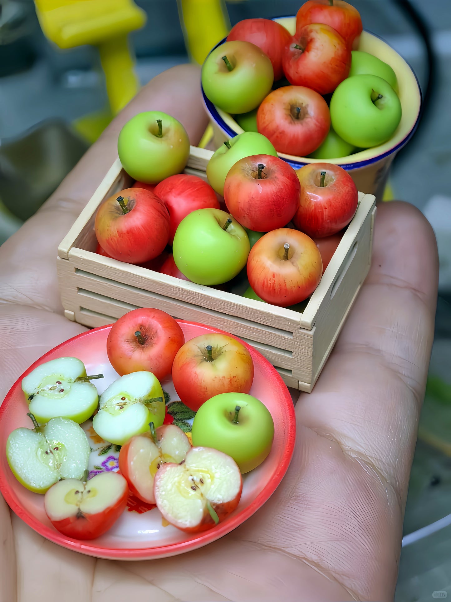 8Pcs Miniature Apple Set – Hand-Sculpted 1:6 Scale Dollhouse Red and Green Apples, Whole and Halved with Seeds, Realistic Tiny Fruit for Blythe & Barbie Dioramas, Resin Jewelry & Polymer Clay Food Miniatures