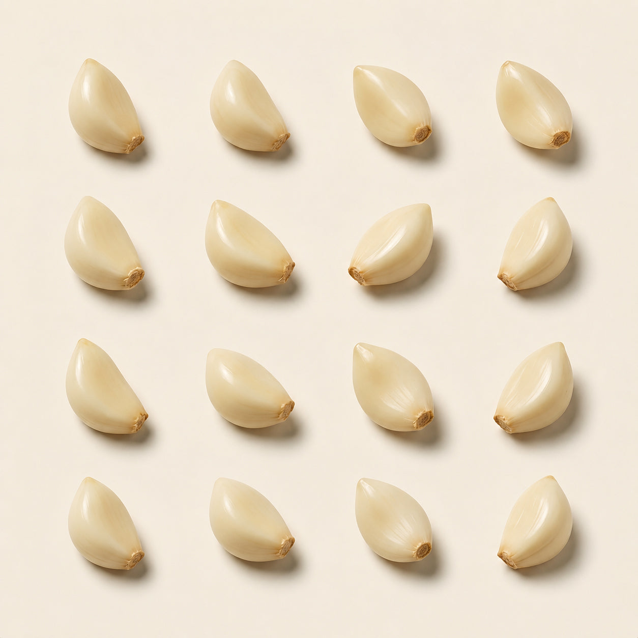 16Pcs Miniature Garlic Cloves Set – Hand-Sculpted 1:6 Scale Dollhouse Peeled Garlic with Glossy Skin and Root Ends, Realistic Tiny Aromatics for Blythe & Barbie Kitchen Dioramas, Resin Jewelry & Polymer Clay Food Miniatures