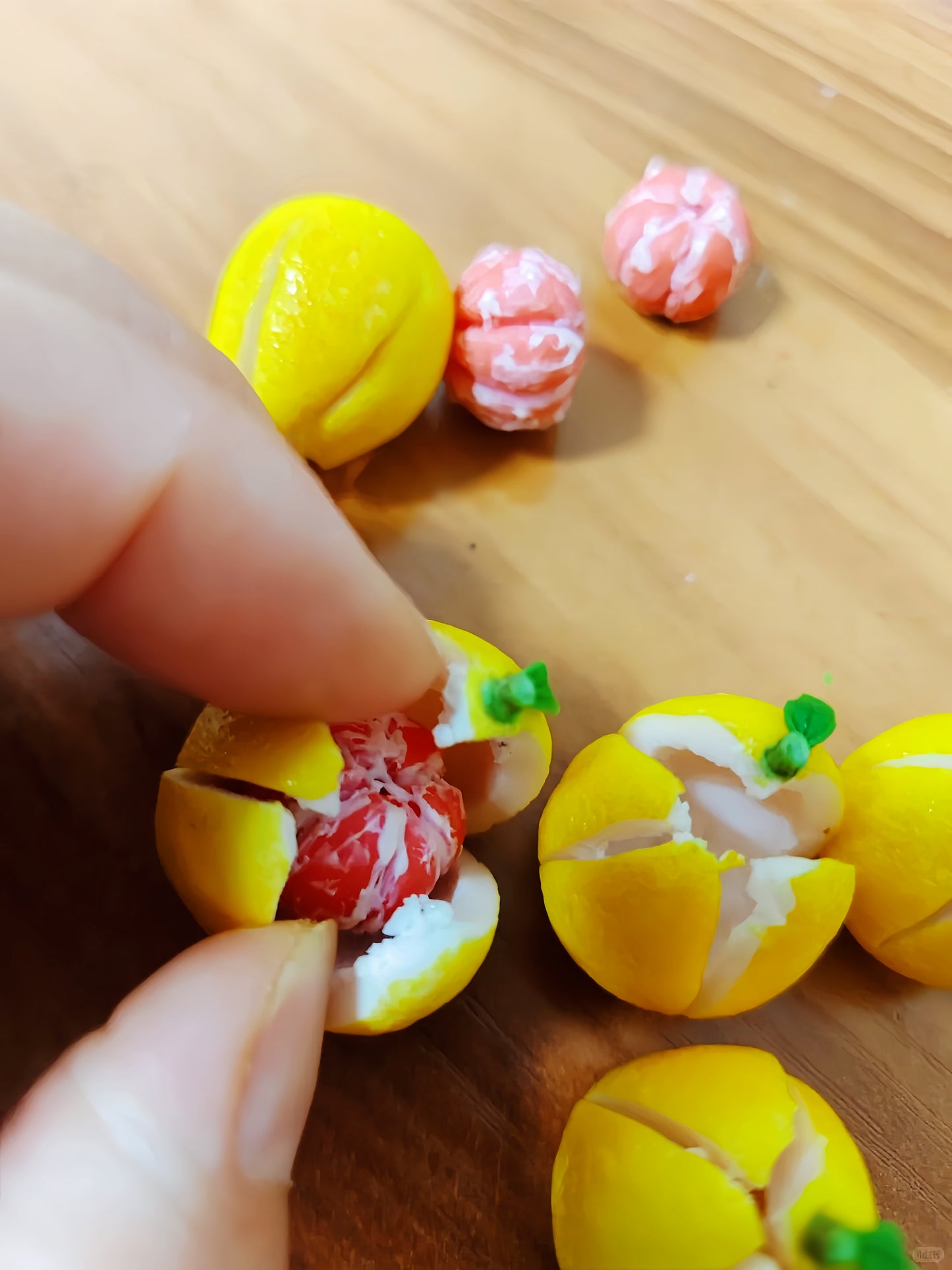 3Pcs Miniature Pomelo Set – Hand-Sculpted 1:6 Scale Dollhouse Red Pomelo, Opened Peel, Empty Shell and Pink Flesh Ball, Realistic Tiny Citrus for Blythe & Barbie Dioramas, Mid-Autumn Decor, Resin Jewelry & Polymer Clay Food Miniatures