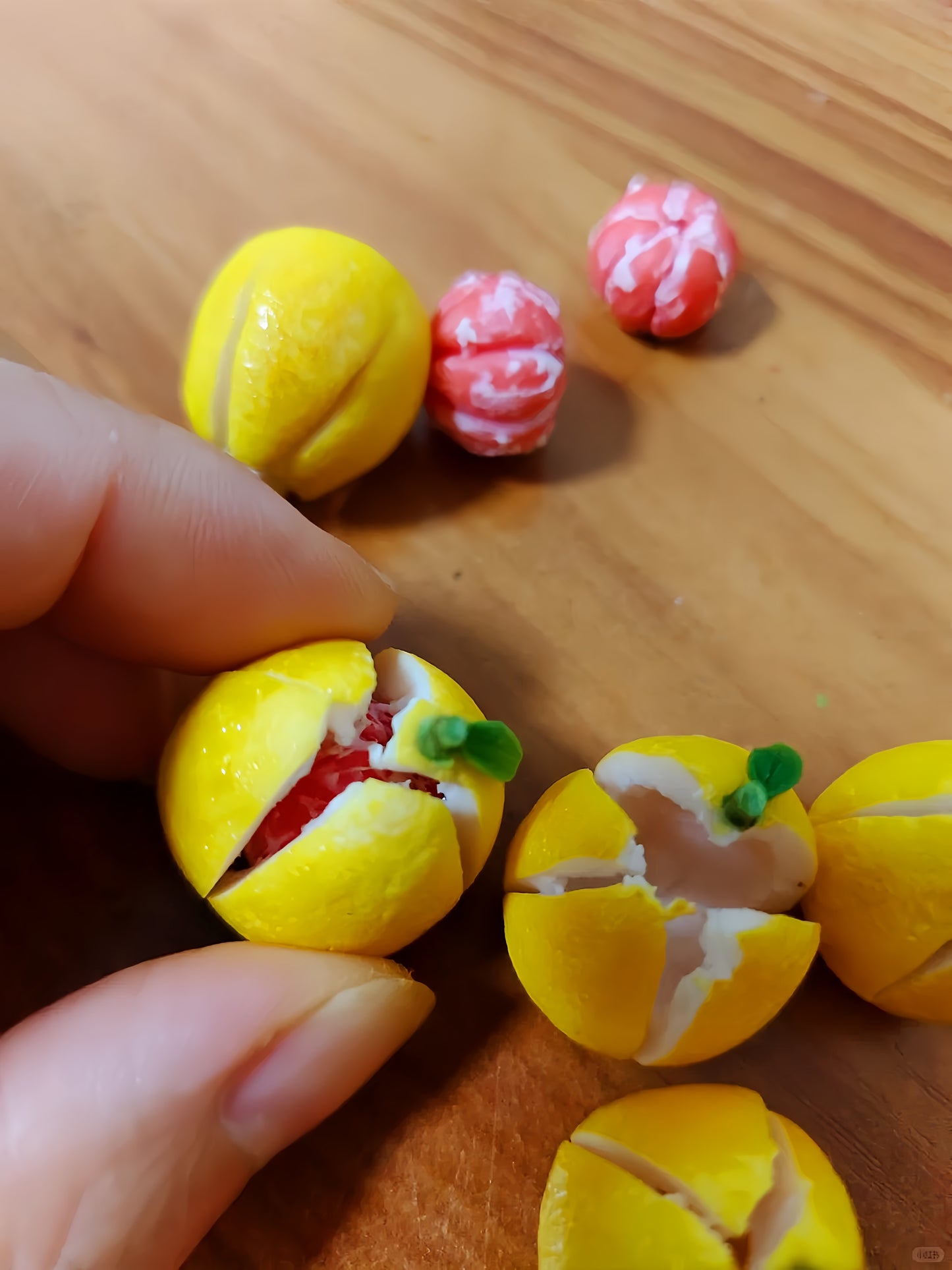 3Pcs Miniature Pomelo Set – Hand-Sculpted 1:6 Scale Dollhouse Red Pomelo, Opened Peel, Empty Shell and Pink Flesh Ball, Realistic Tiny Citrus for Blythe & Barbie Dioramas, Mid-Autumn Decor, Resin Jewelry & Polymer Clay Food Miniatures