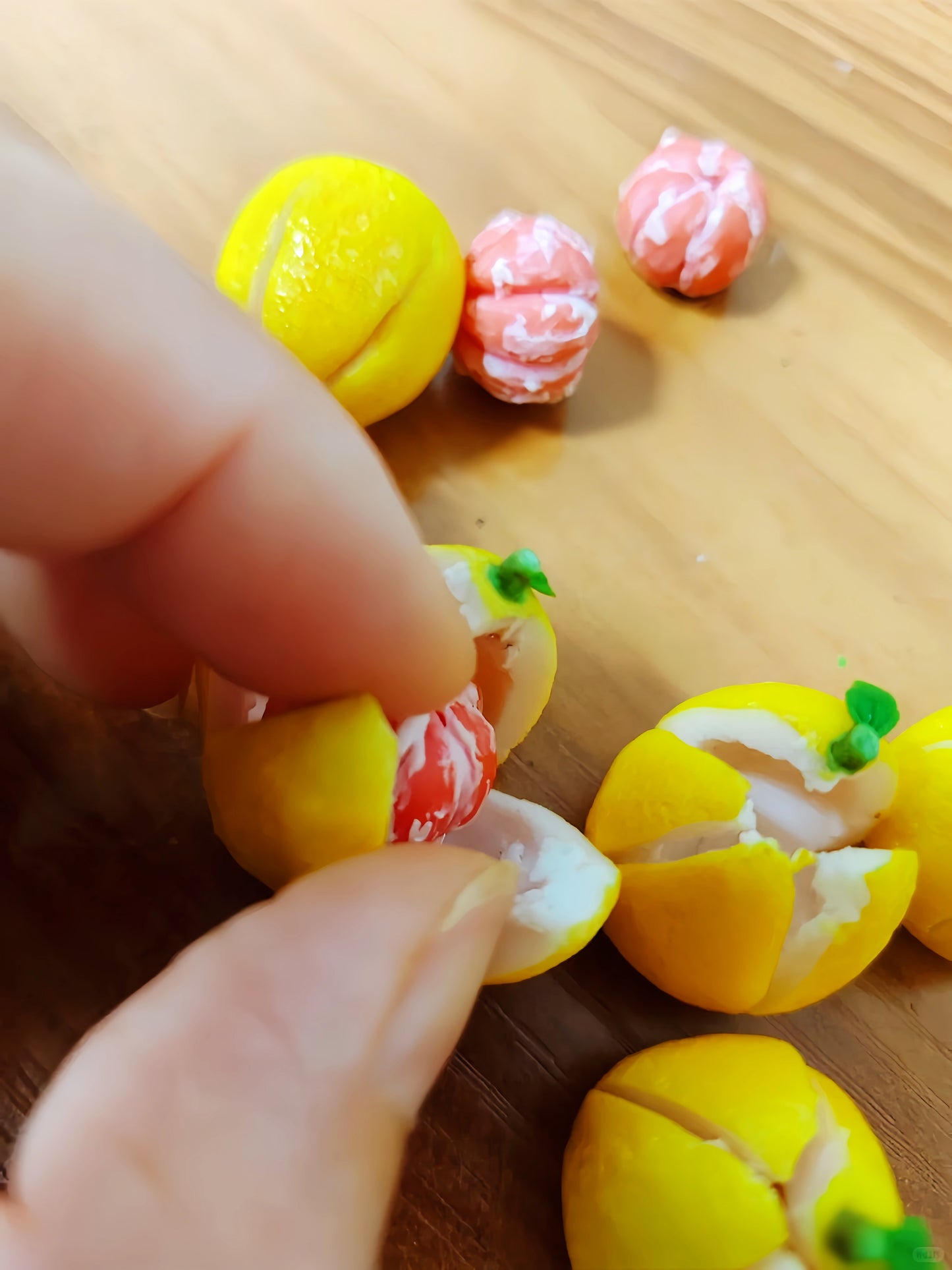 3Pcs Miniature Pomelo Set – Hand-Sculpted 1:6 Scale Dollhouse Red Pomelo, Opened Peel, Empty Shell and Pink Flesh Ball, Realistic Tiny Citrus for Blythe & Barbie Dioramas, Mid-Autumn Decor, Resin Jewelry & Polymer Clay Food Miniatures