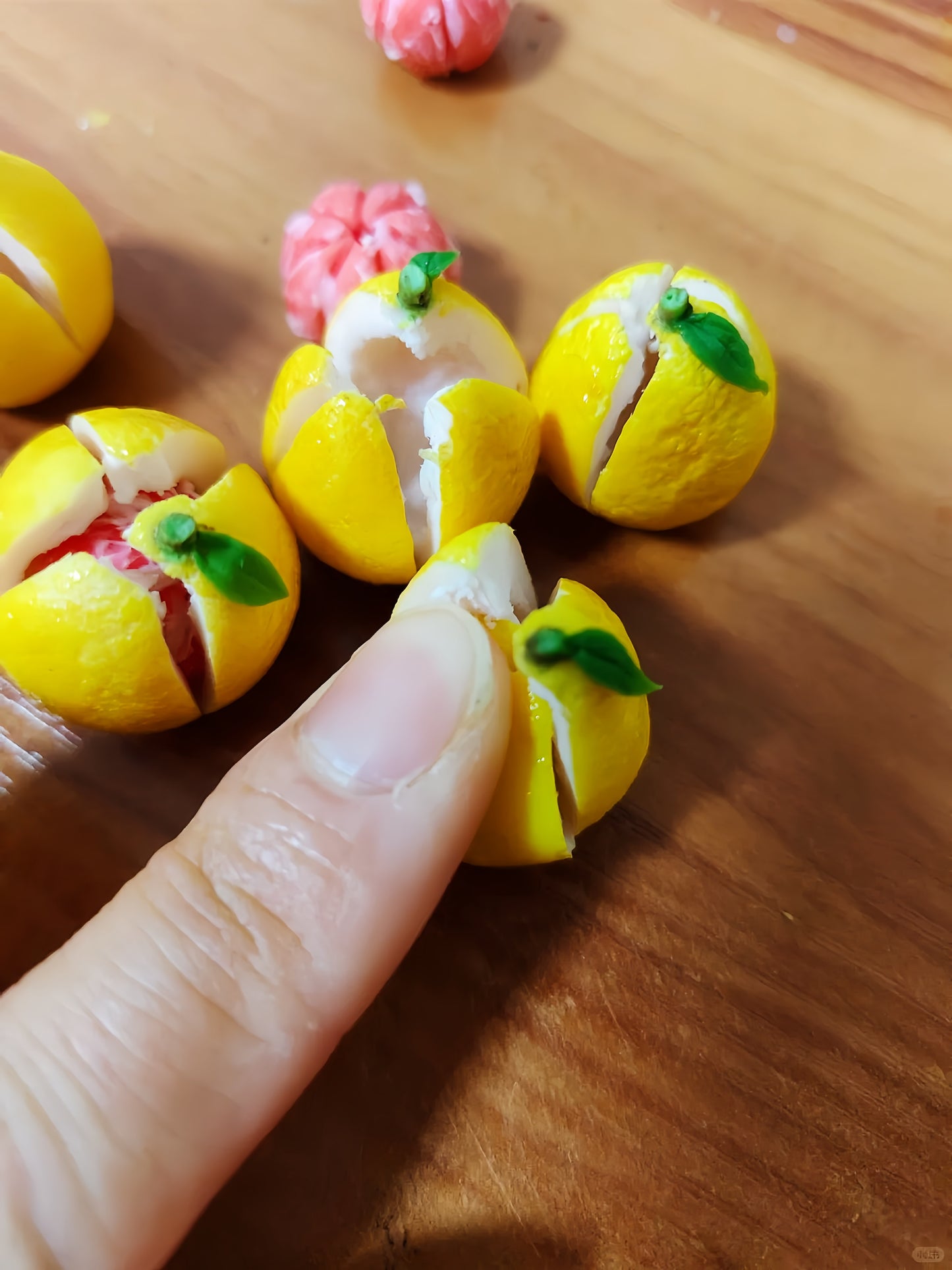 3Pcs Miniature Pomelo Set – Hand-Sculpted 1:6 Scale Dollhouse Red Pomelo, Opened Peel, Empty Shell and Pink Flesh Ball, Realistic Tiny Citrus for Blythe & Barbie Dioramas, Mid-Autumn Decor, Resin Jewelry & Polymer Clay Food Miniatures