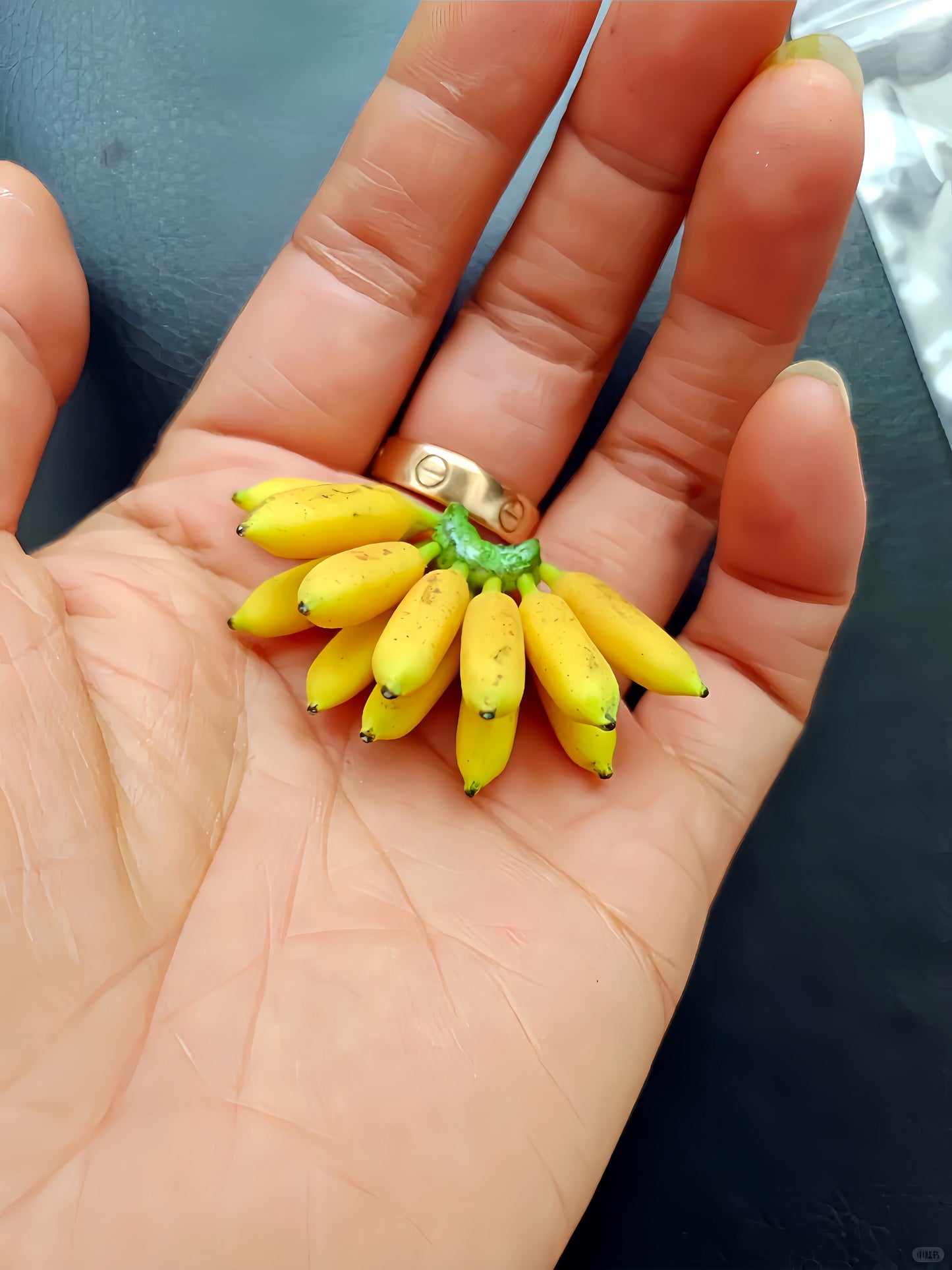 3Pcs Miniature Banana Bunch - Hand-Sculpted 1:6 Scale Ripe Lady Finger Bananas with Green Stem & Sugar Spots, Realistic Dollhouse Fruit for Blythe & Barbie Dioramas, Polymer Clay Food