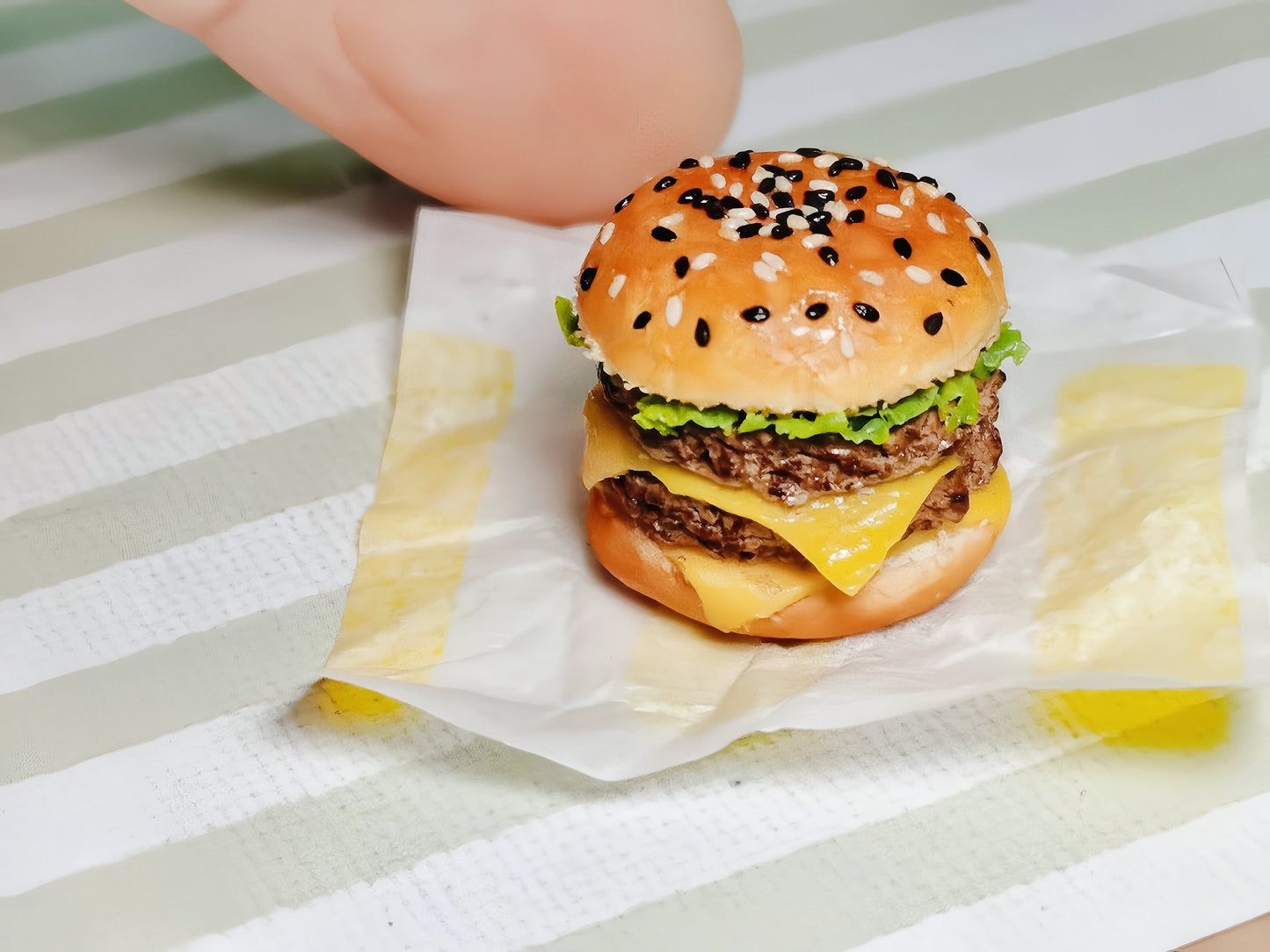 Miniature Cheeseburger – Hand-Sculpted 1:6 Scale Dollhouse Double Cheeseburger with Sesame Bun, Stacked Patties, Melting Cheese & Lettuce, Realistic Tiny Fast Food for Blythe & Barbie Dioramas, Resin Jewelry & Polymer Clay Food