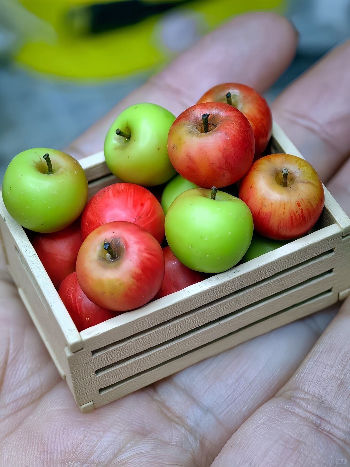 8Pcs Miniature Apple Set – Hand-Sculpted 1:6 Scale Dollhouse Red and Green Apples, Whole and Halved with Seeds, Realistic Tiny Fruit for Blythe & Barbie Dioramas, Resin Jewelry & Polymer Clay Food Miniatures