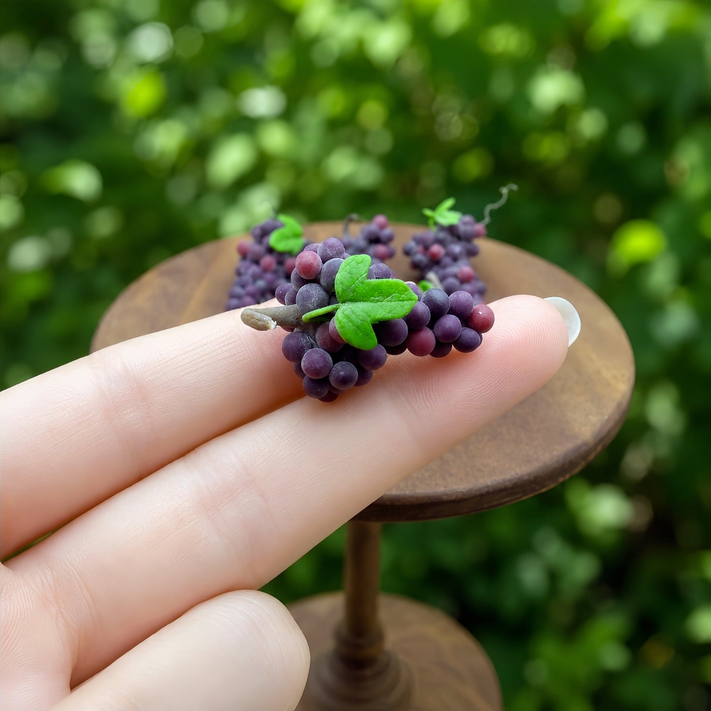 Miniature Grapes - Hand-Sculpted 1:6 Scale Grape Clusters with Vine Tendrils, Leaves & Fruit-Shop Wrap, Purple & Shine Muscat Green, Realistic Dollhouse Fruit for Blythe & Barbie Dioramas, Polymer Clay Food