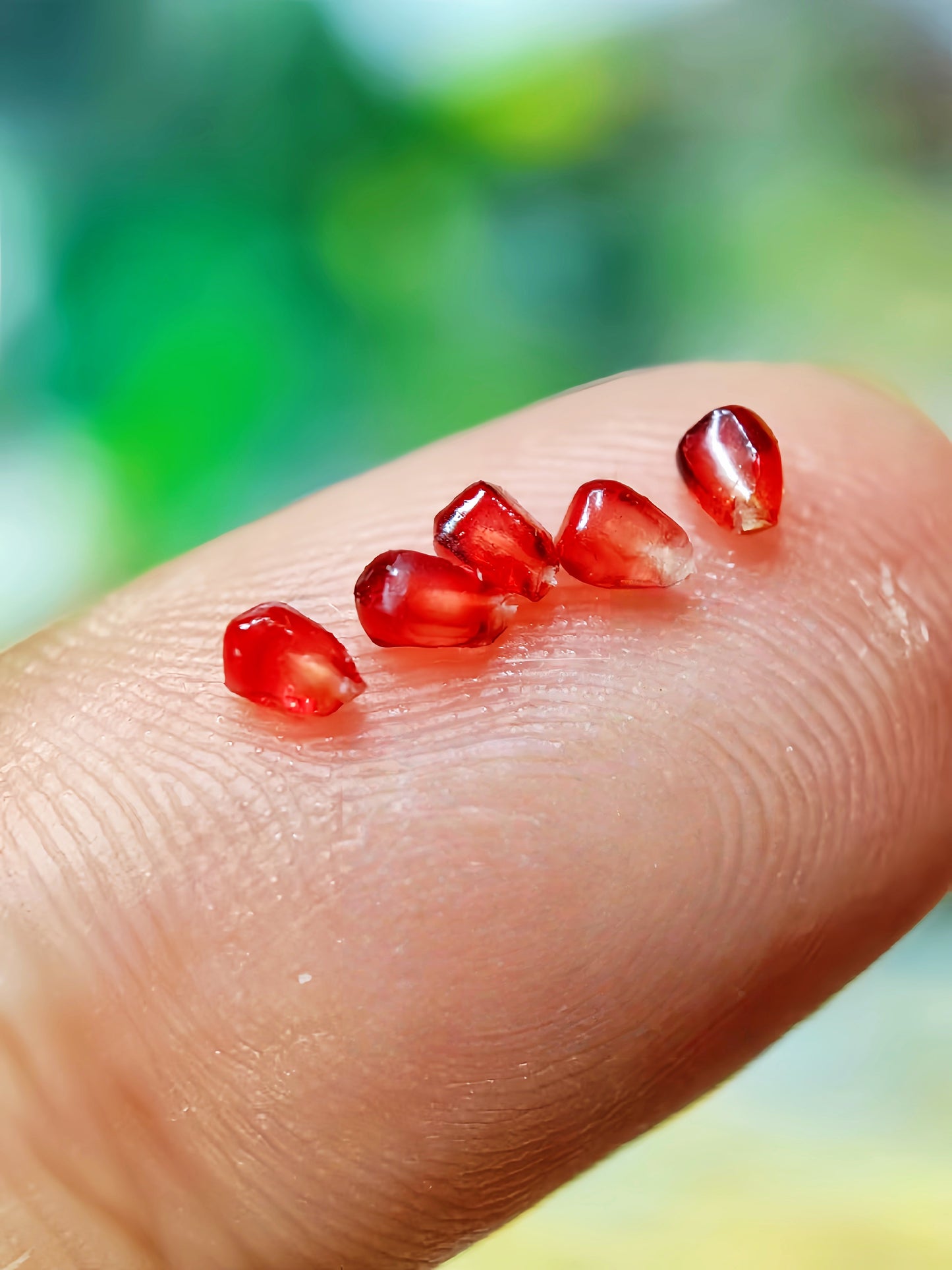 2PCS Miniature Pomegranate Set – Hand-Sculpted 1:12 Scale Dollhouse Pomegranate with Open Cross-Section and Loose Ruby Seeds, Realistic Tiny Fruit for Dioramas, Resin Jewelry & Polymer Clay Food Miniatures