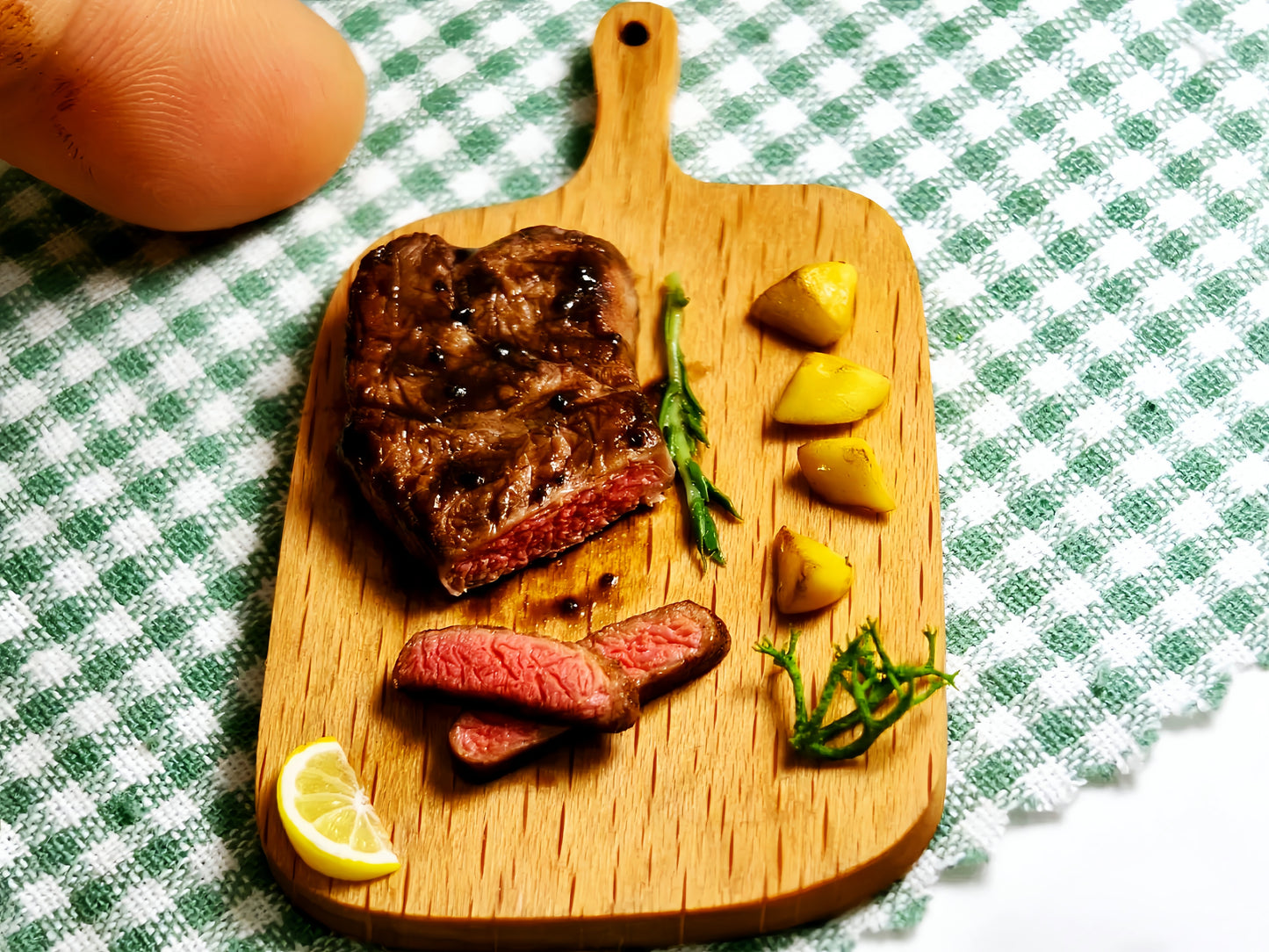 Miniature Steak Board – Hand-Sculpted 1:6 Scale Dollhouse Grilled Beef Steak Sliced Medium-Rare on a Wooden Paddle with Roasted Potatoes, Asparagus & Lemon, Realistic Plated Meat Dish for Blythe & Barbie Dioramas, Polymer Clay Food