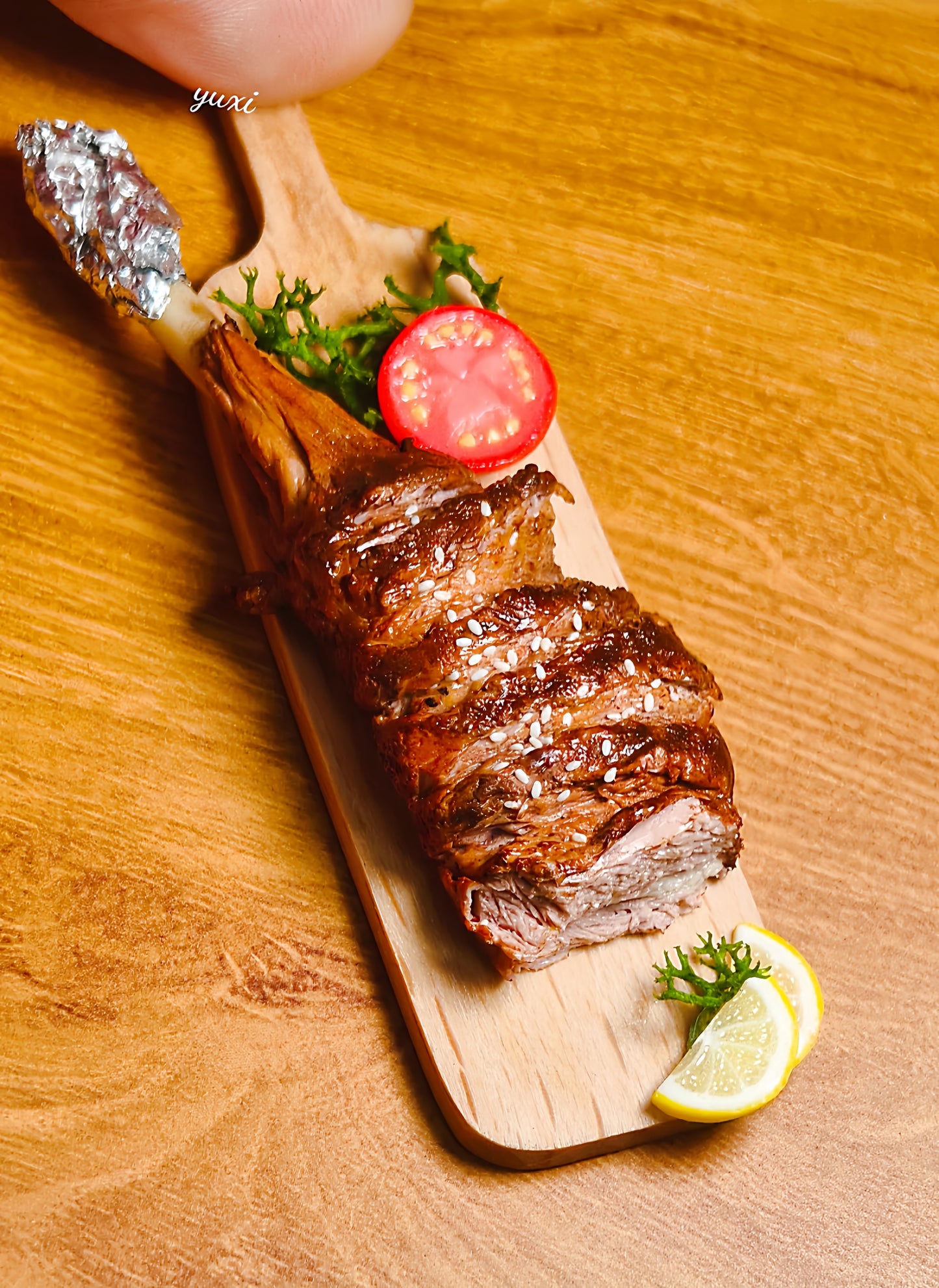 Miniature Grilled Lamb Leg Platter – Hand-Sculpted 1:6 Scale Dollhouse Roast Lamb on a Wooden Board with Foil-Wrapped Bone, Cherry Tomato & Lemon, Realistic Plated Meat Dish for Blythe & Barbie Dioramas, Resin & Polymer Clay Food