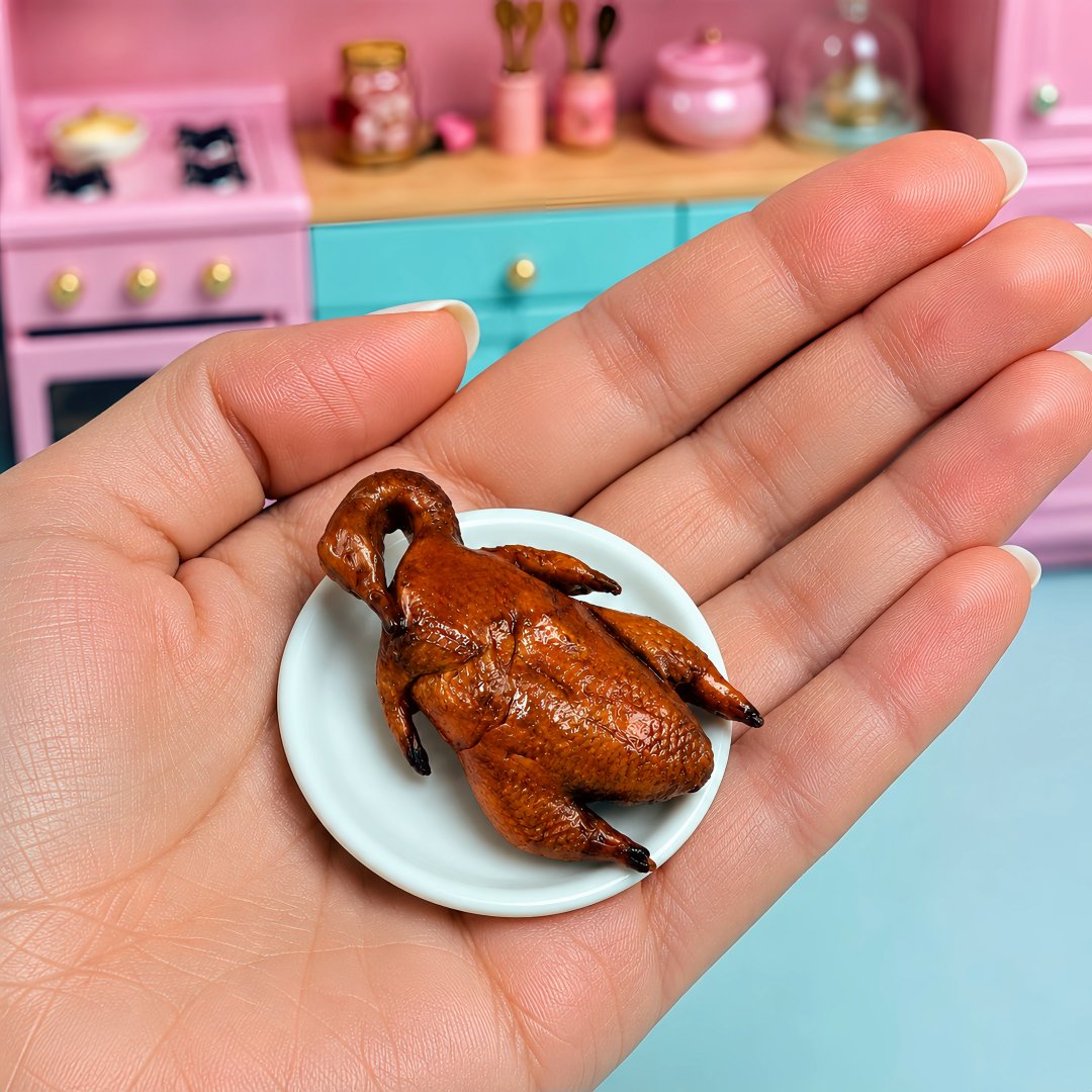 Miniature Roast Goose – Hand-Sculpted 1:6 Scale Dollhouse Whole Cantonese Roast Goose on a Plate, Glossy Crispy Skin, Realistic Chinese Siu Mei Dish for Blythe & Barbie Dioramas, Resin Jewelry & Polymer Clay Food Miniatures